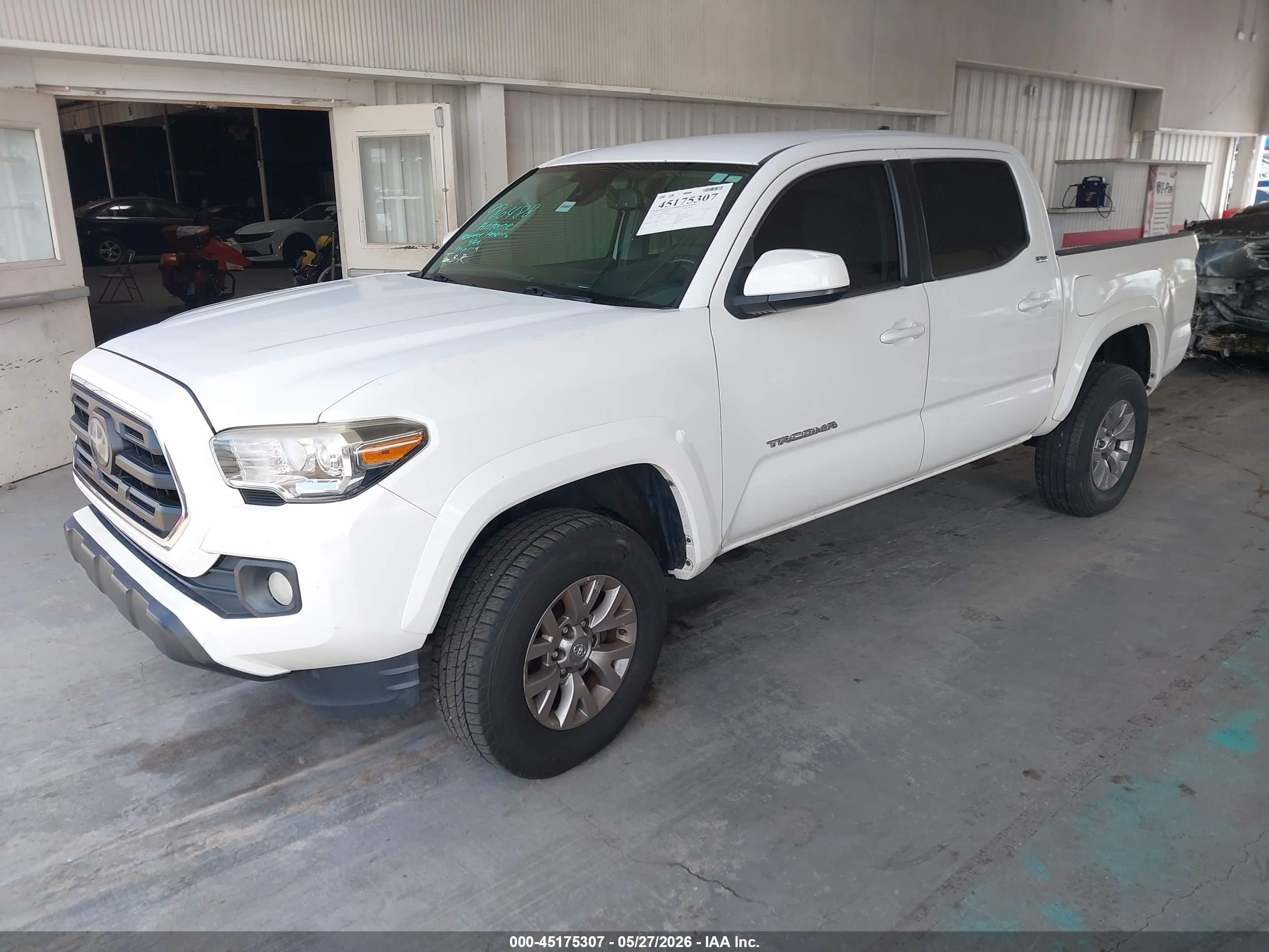 2018 Toyota Tacoma Sr5 V6 Белый vin: 3TMAZ5CN1JM068580