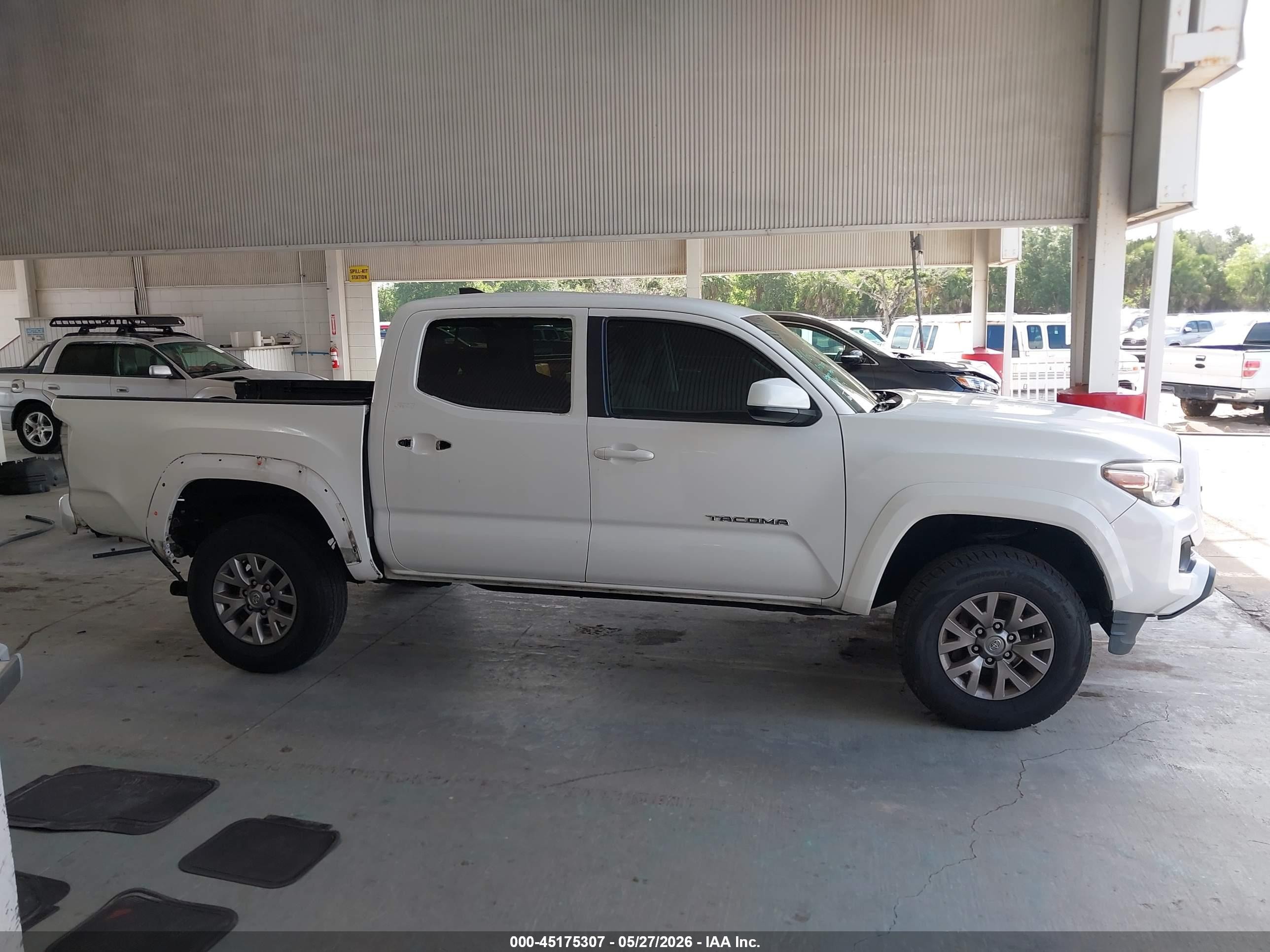 2018 Toyota Tacoma Sr5 V6 Белый vin: 3TMAZ5CN1JM068580