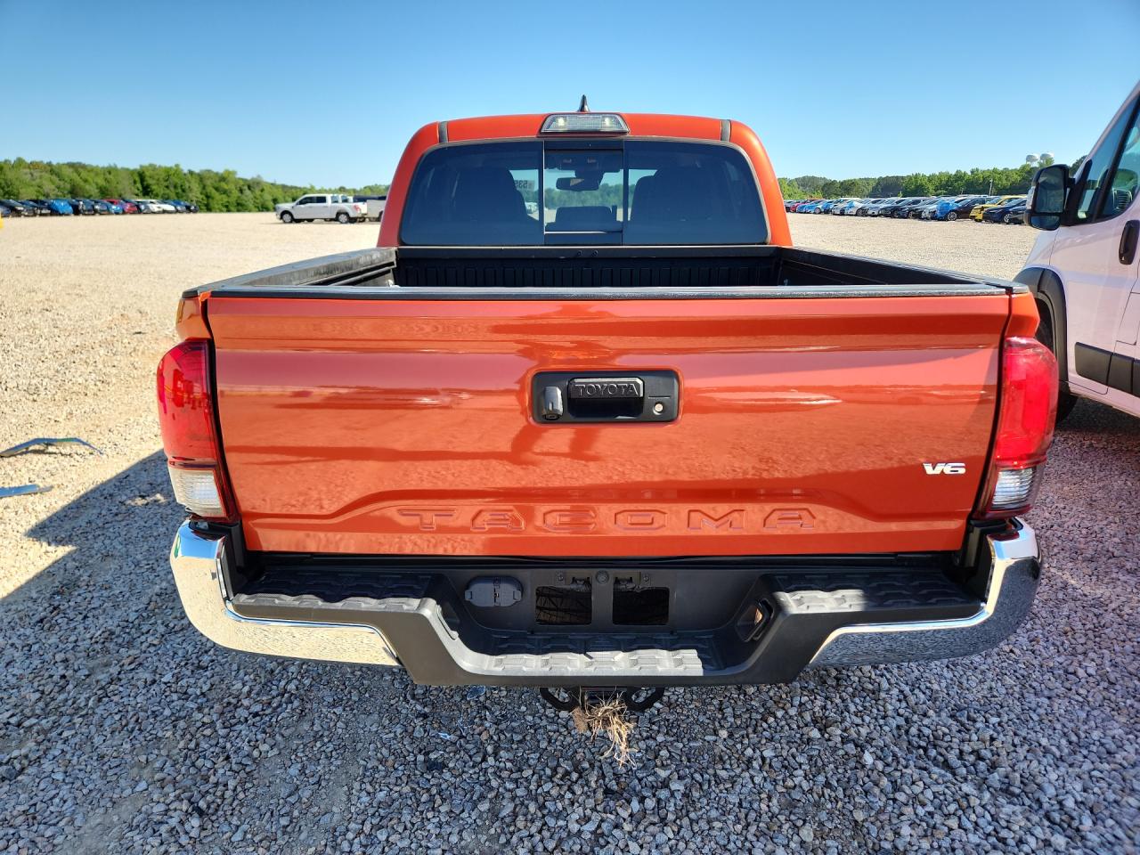 2018 Toyota Tacoma Sr5 V6 Оранжевый vin: 3TMAZ5CN8JM061500