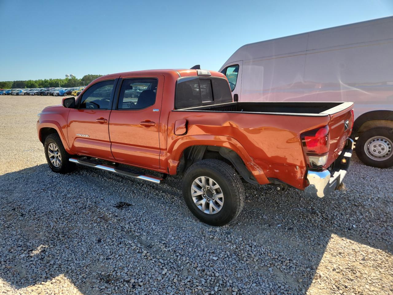 2018 Toyota Tacoma Sr5 V6 Оранжевый vin: 3TMAZ5CN8JM061500