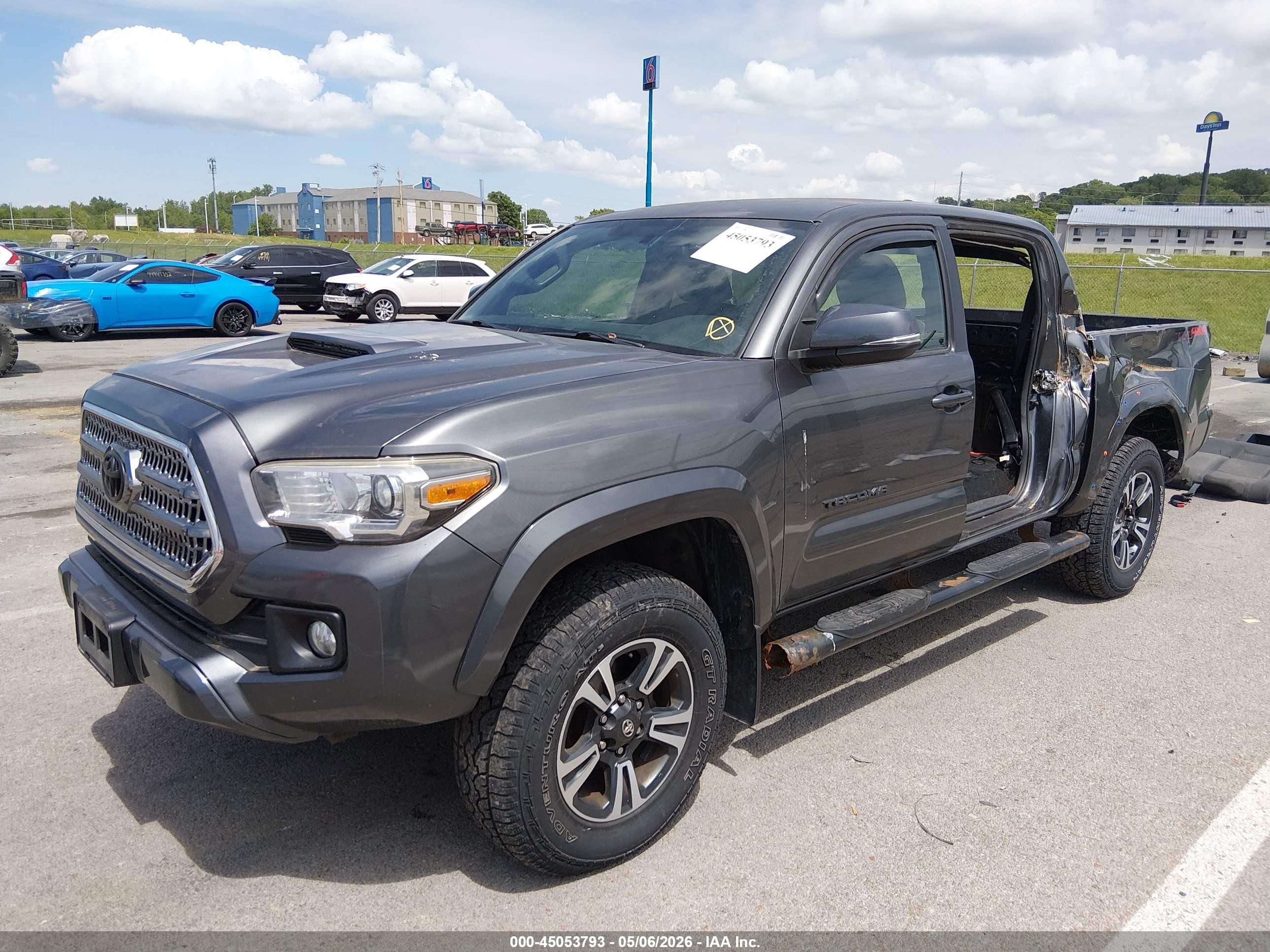 2017 Toyota Tacoma Trd Sport Gray vin: 3TMCZ5AN0HM044129