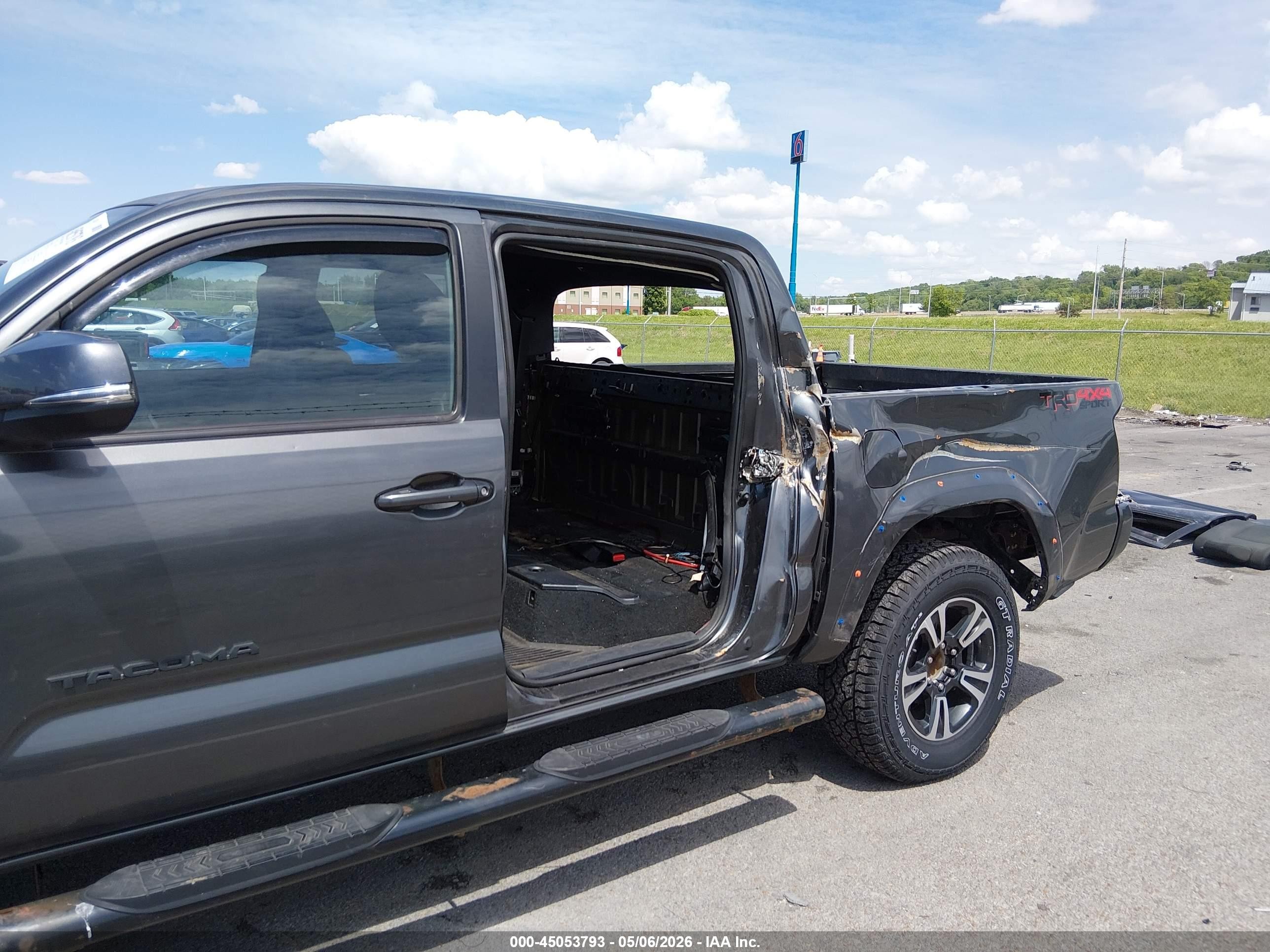 2017 Toyota Tacoma Trd Sport Gray vin: 3TMCZ5AN0HM044129