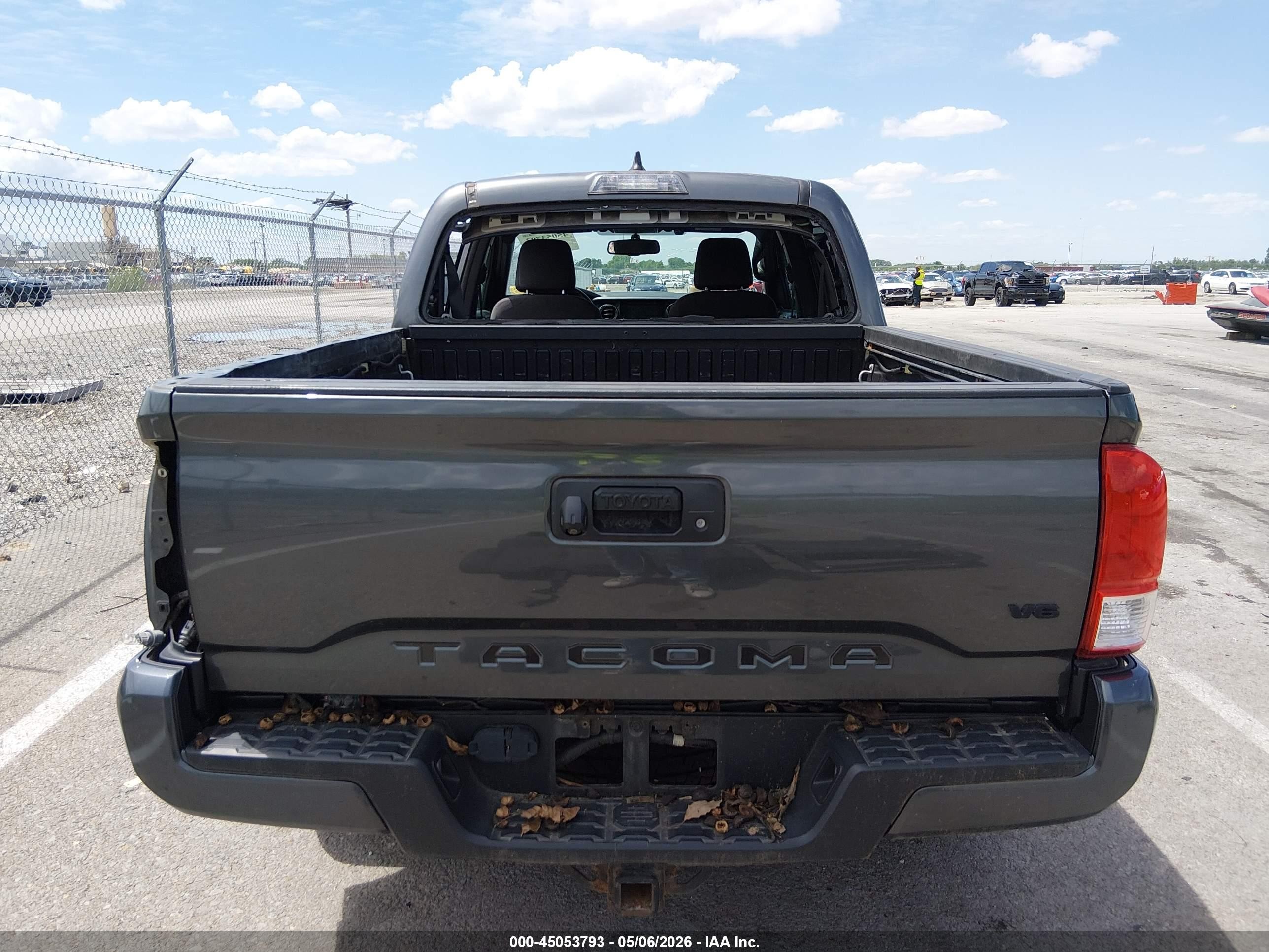 2017 Toyota Tacoma Trd Sport Gray vin: 3TMCZ5AN0HM044129