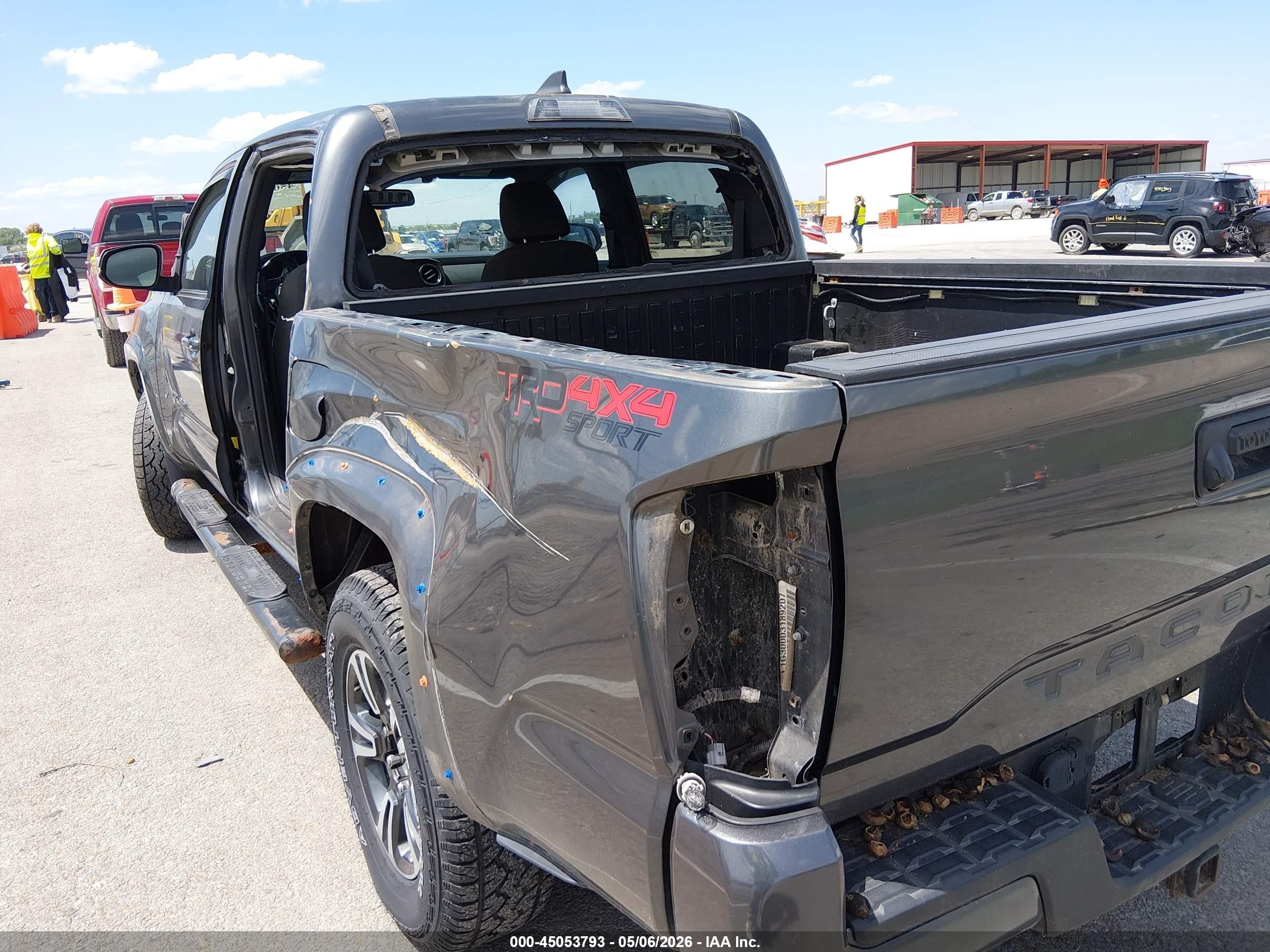 2017 Toyota Tacoma Trd Sport Gray vin: 3TMCZ5AN0HM044129