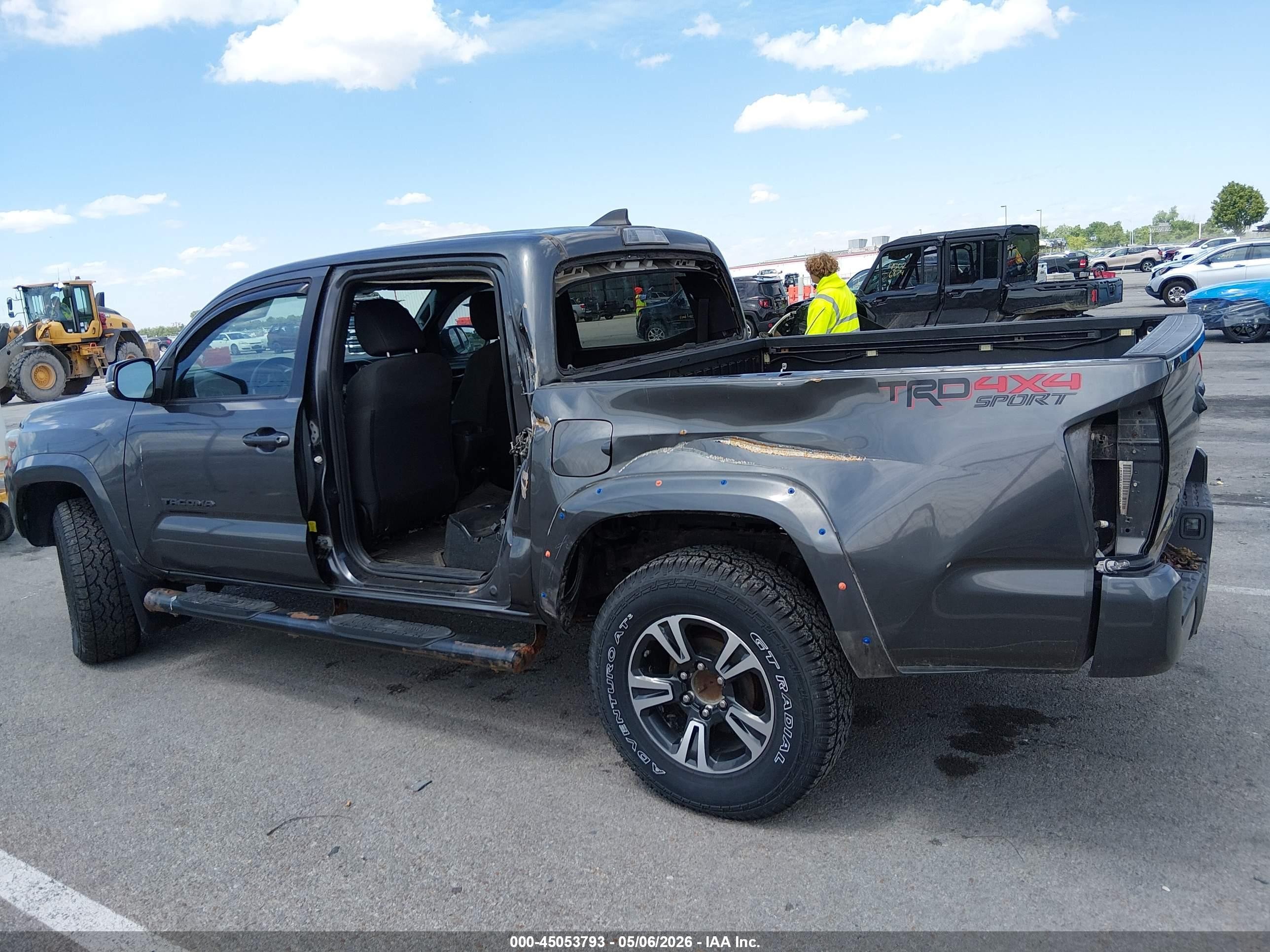 2017 Toyota Tacoma Trd Sport Gray vin: 3TMCZ5AN0HM044129