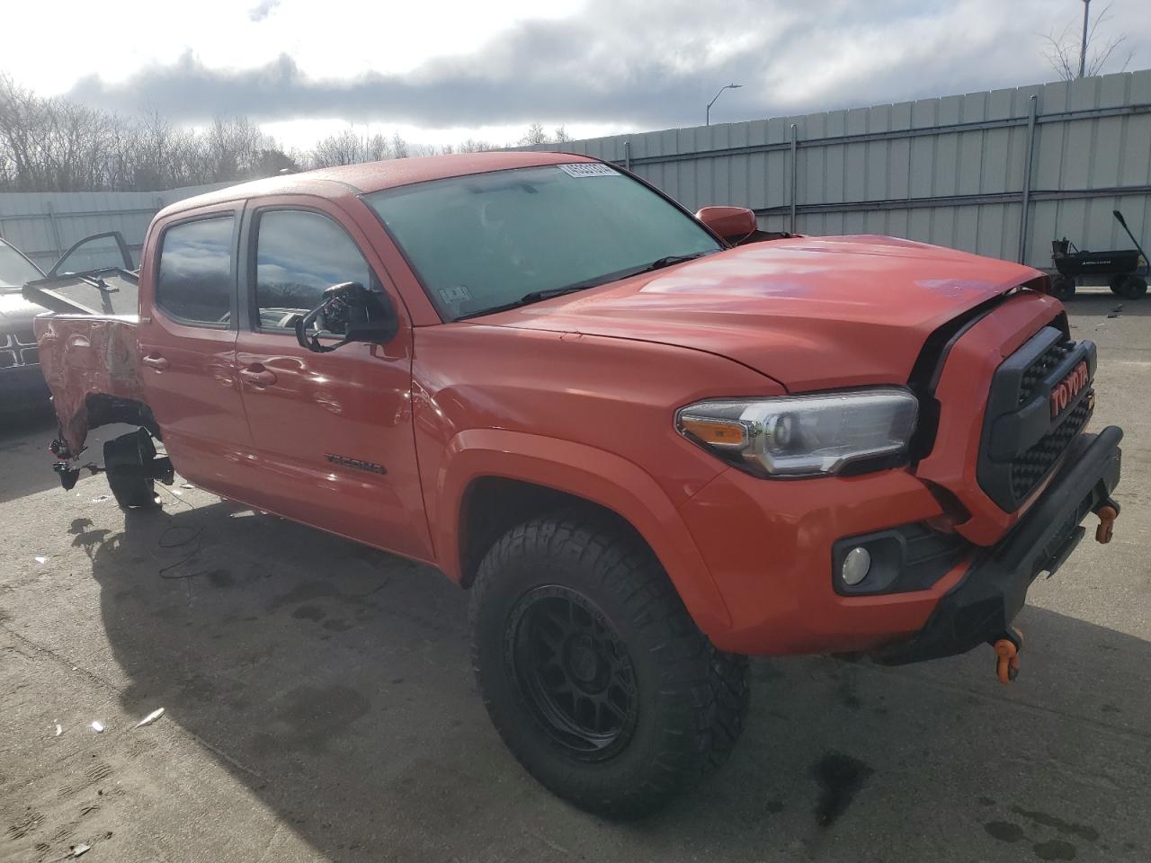 2017 Toyota Tacoma Double Cab Оранжевый vin: 3TMCZ5AN1HM073073