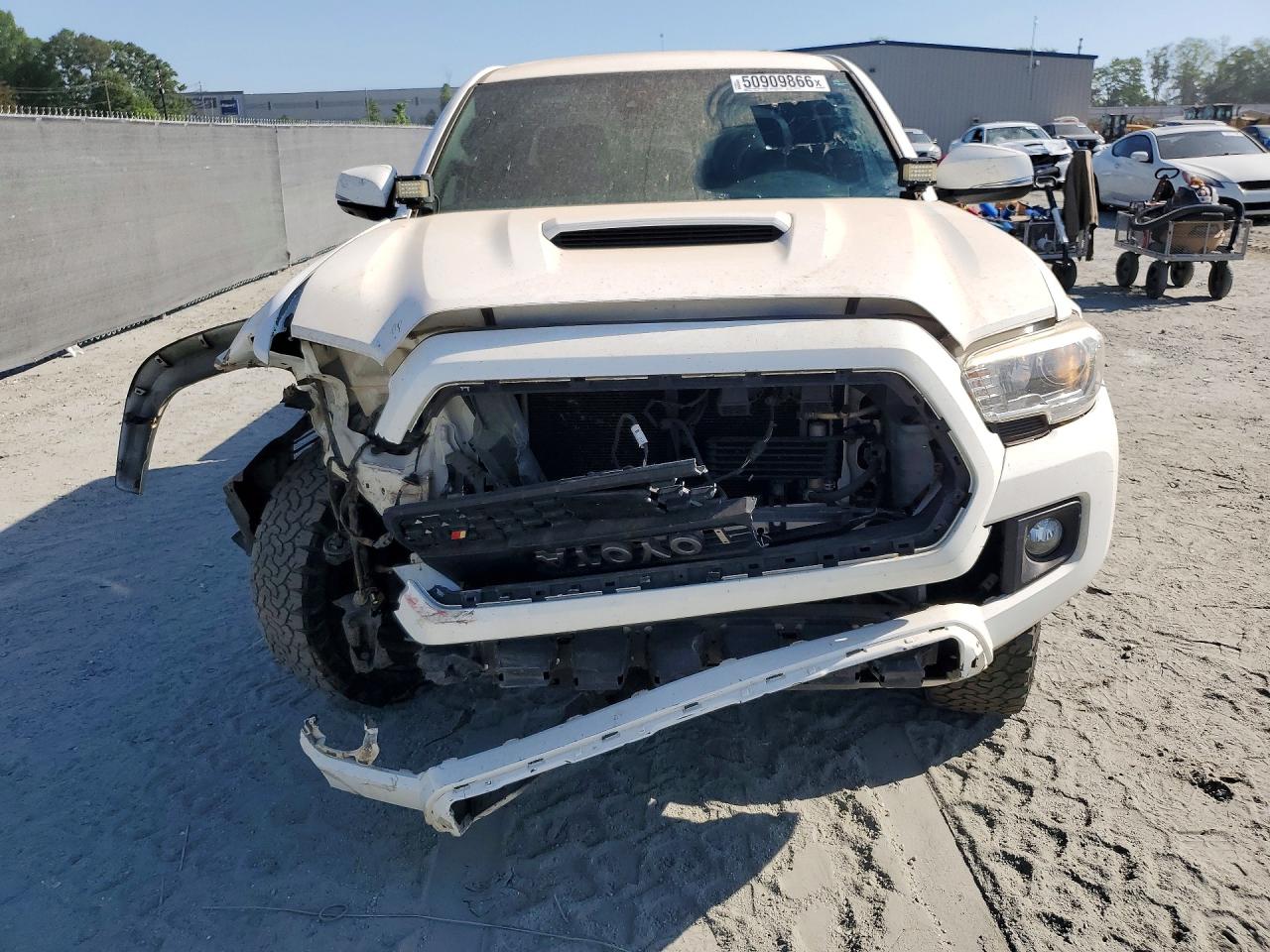 2019 Toyota Tacoma Trd Sport White vin: 3TMCZ5AN4KM221675