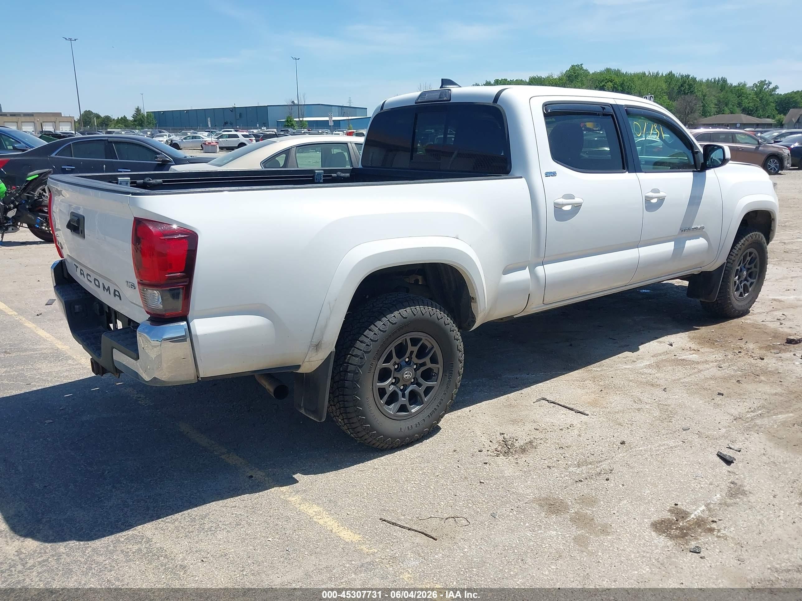 2018 Toyota Tacoma Sr5 V6 White vin: 3TMDZ5BN3JM048555