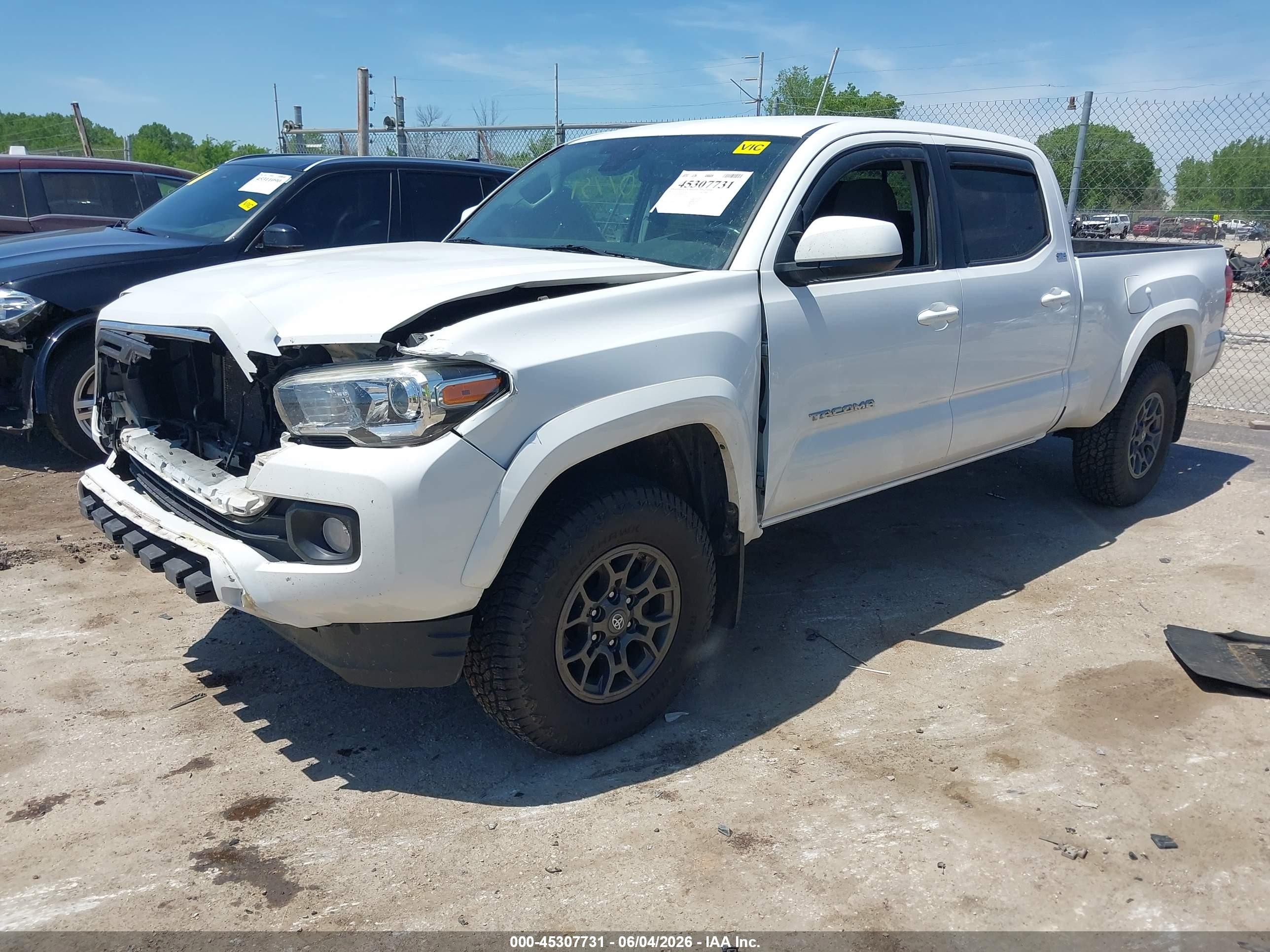 2018 Toyota Tacoma Sr5 V6 White vin: 3TMDZ5BN3JM048555