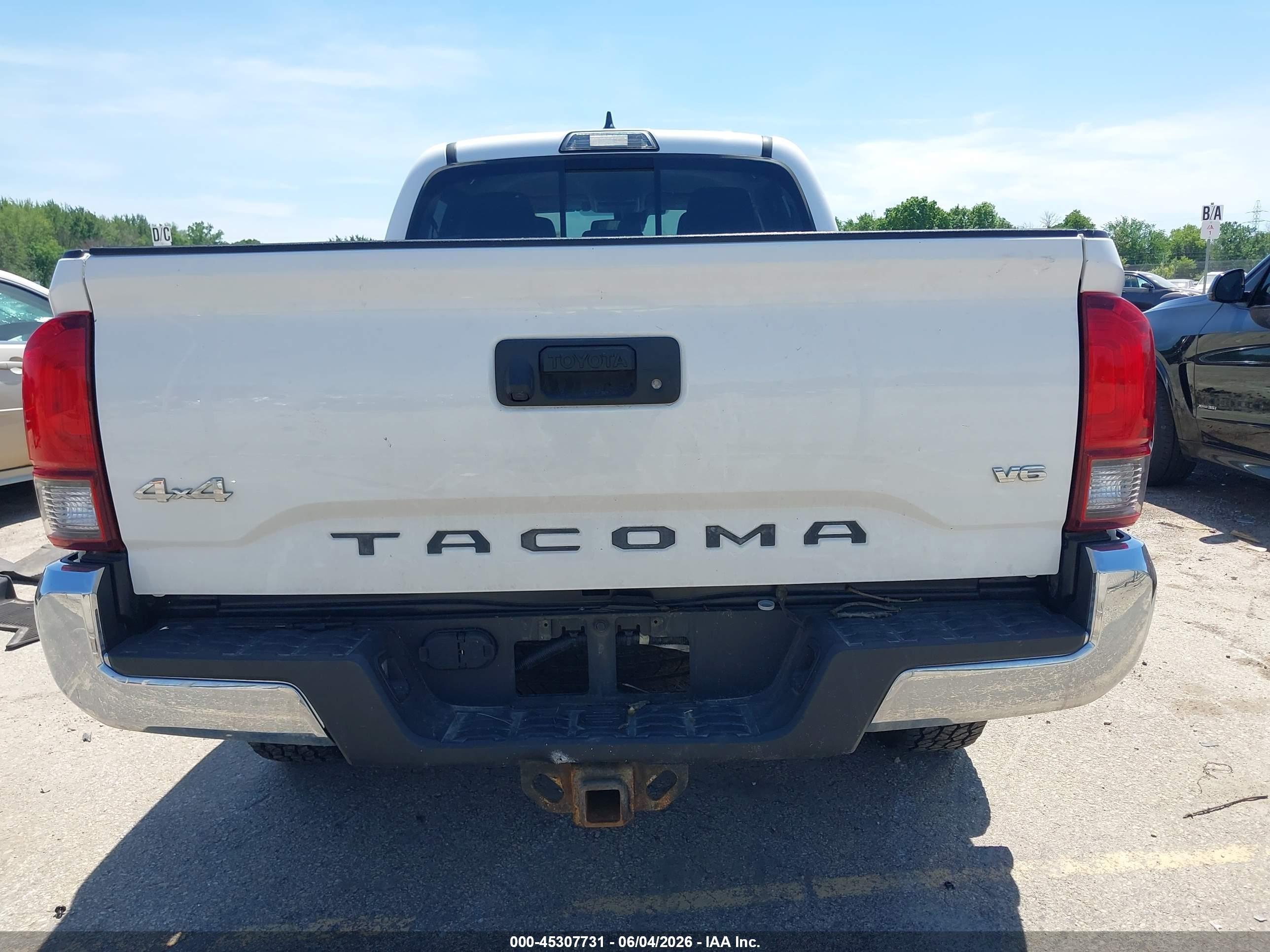 2018 Toyota Tacoma Sr5 V6 White vin: 3TMDZ5BN3JM048555