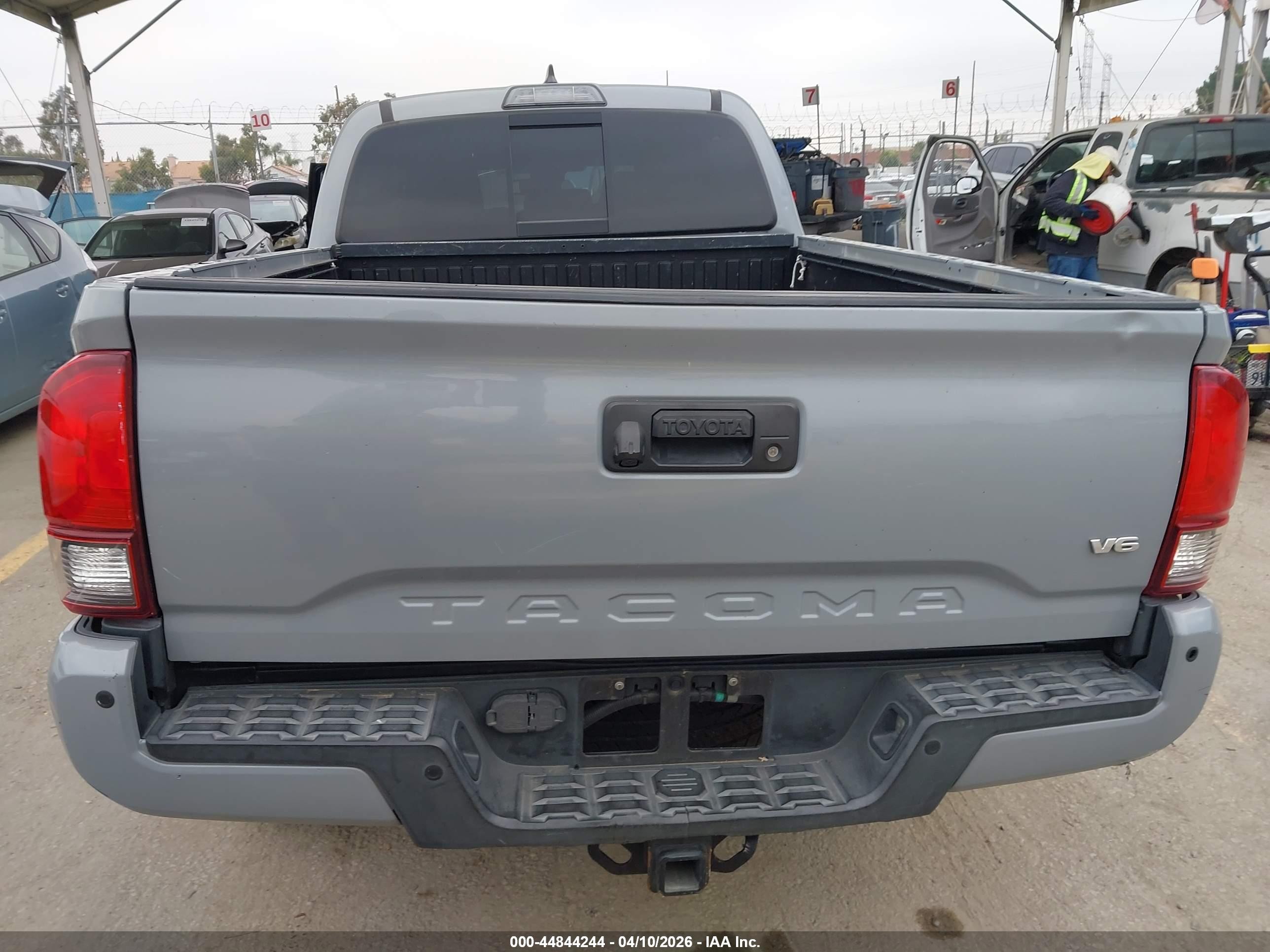 2018 Toyota Tacoma Trd Sport Серый vin: 3TMDZ5BN7JM051961
