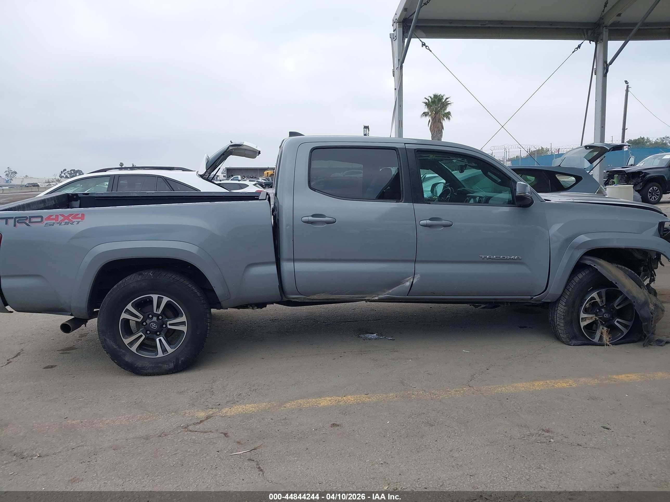 2018 Toyota Tacoma Trd Sport Серый vin: 3TMDZ5BN7JM051961