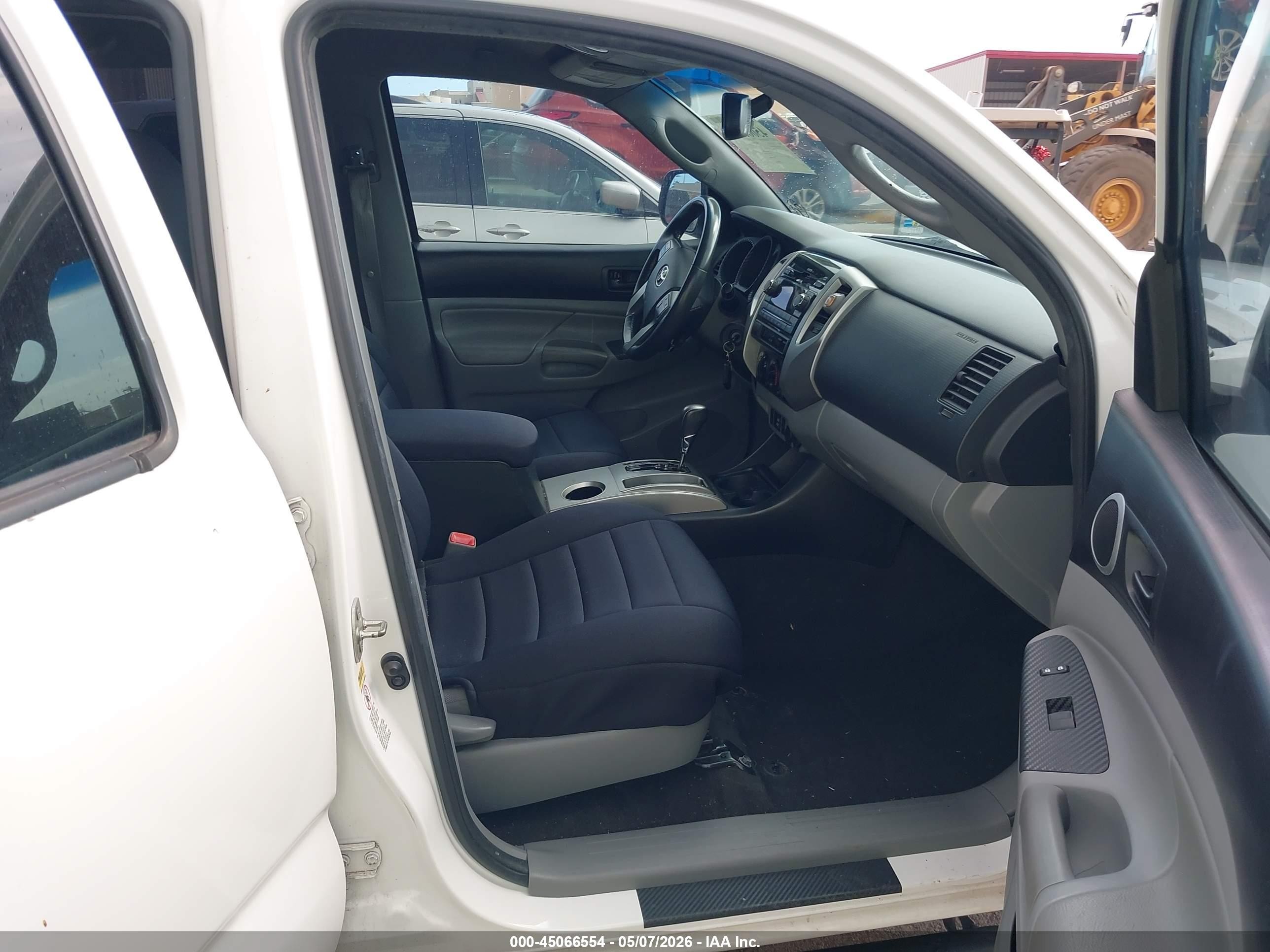 2012 Toyota Tacoma Prerunner V6 White vin: 3TMJU4GN1CM129612