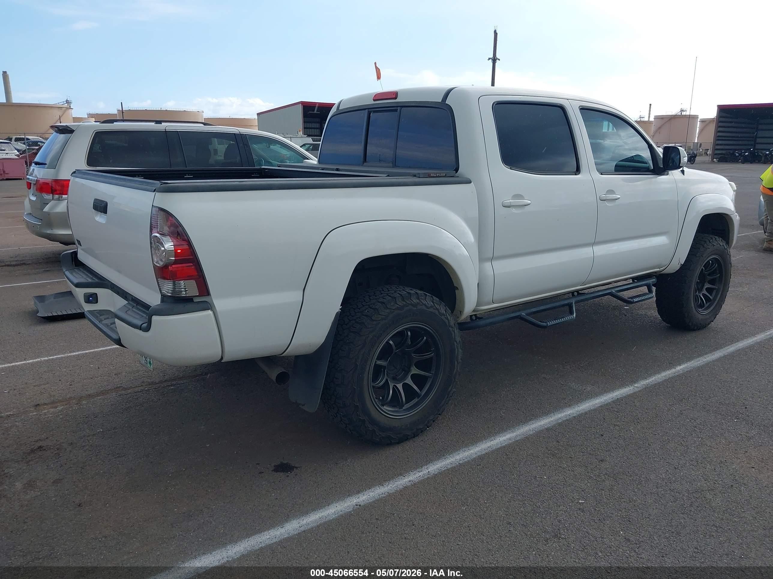2012 Toyota Tacoma Prerunner V6 White vin: 3TMJU4GN1CM129612