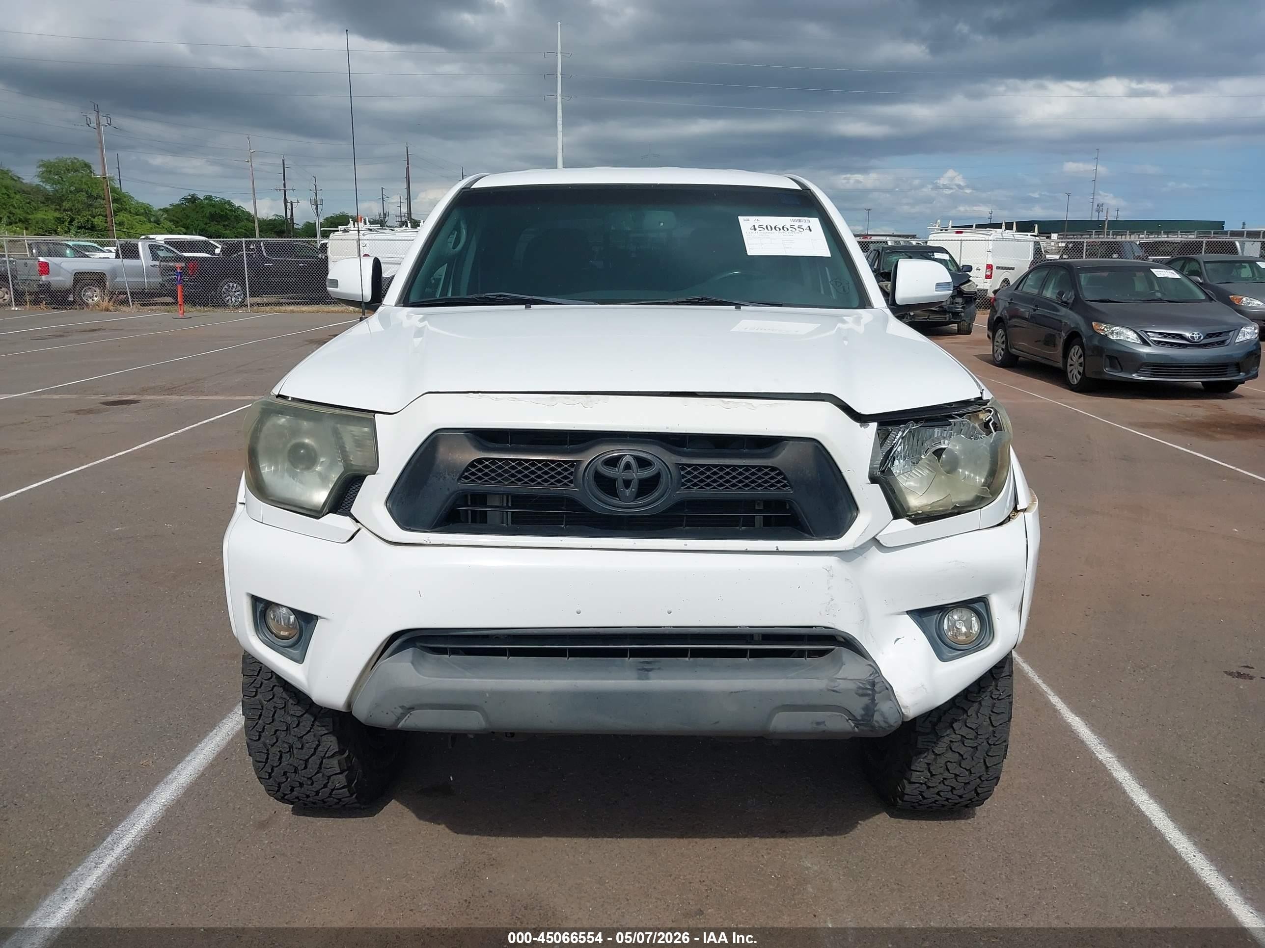 2012 Toyota Tacoma Prerunner V6 White vin: 3TMJU4GN1CM129612
