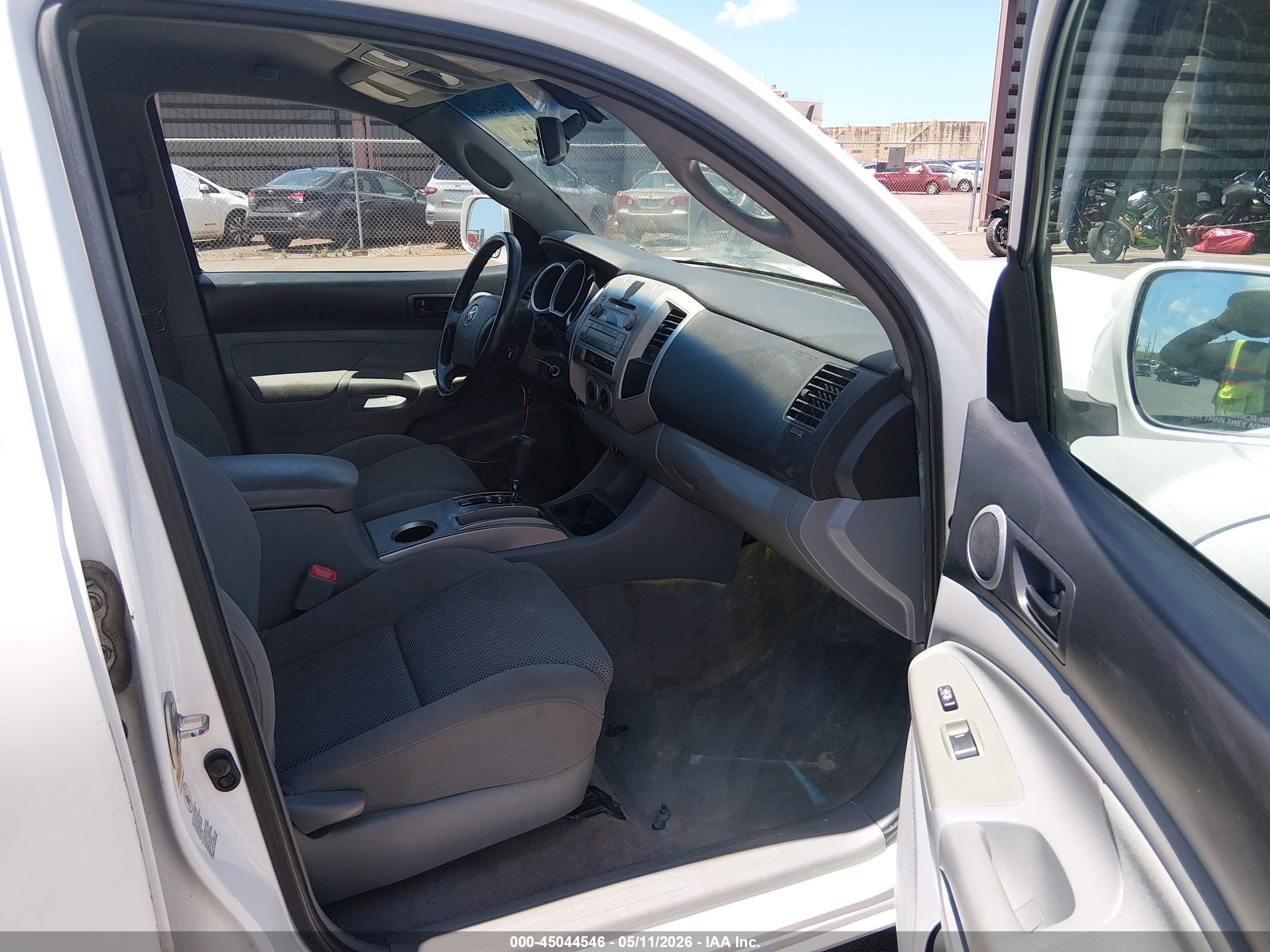 2010 Toyota Tacoma Prerunner V6 White vin: 3TMJU4GN3AM101811