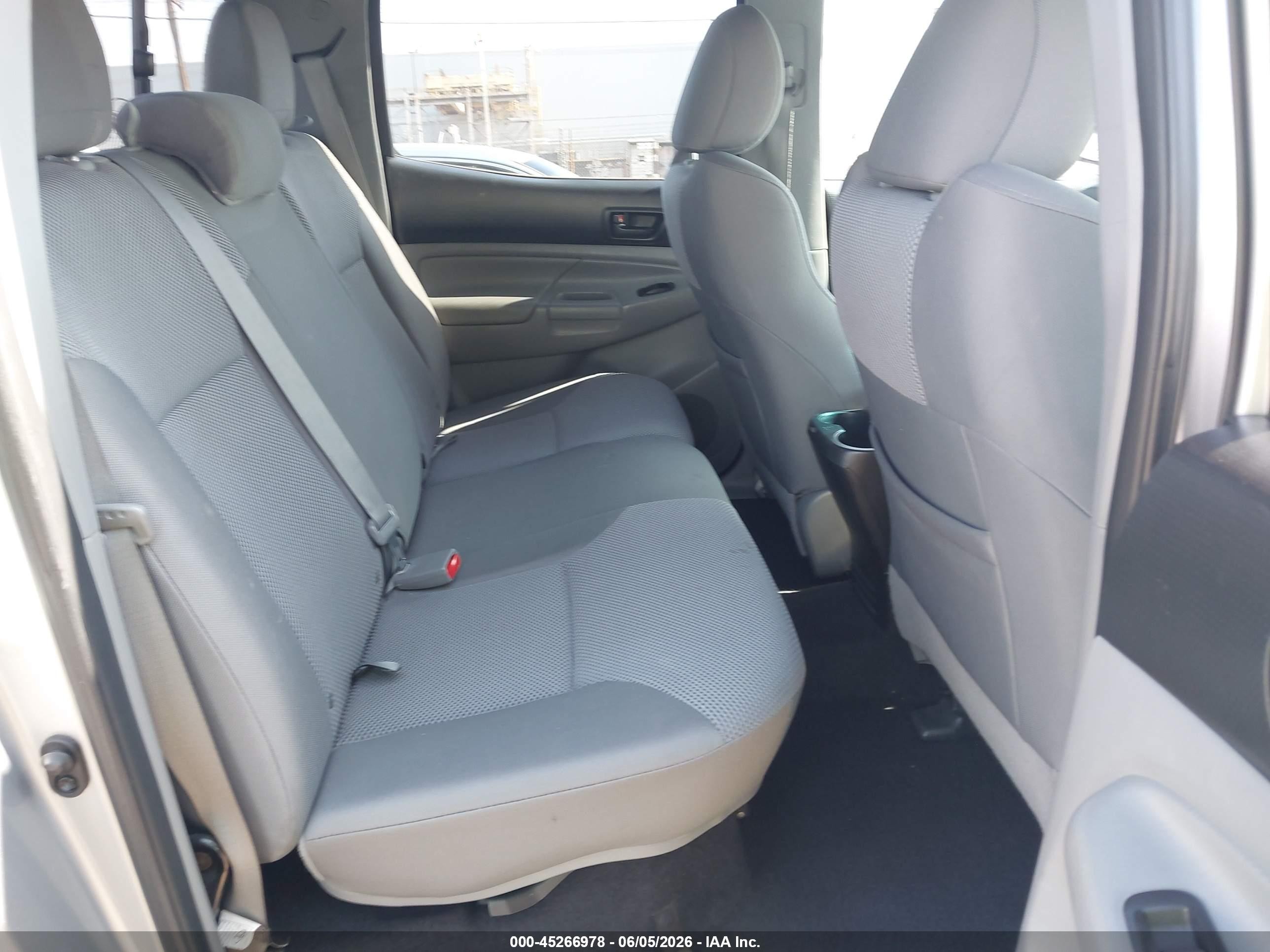 2014 Toyota Tacoma Prerunner V6 Silver vin: 3TMJU4GN3EM165367