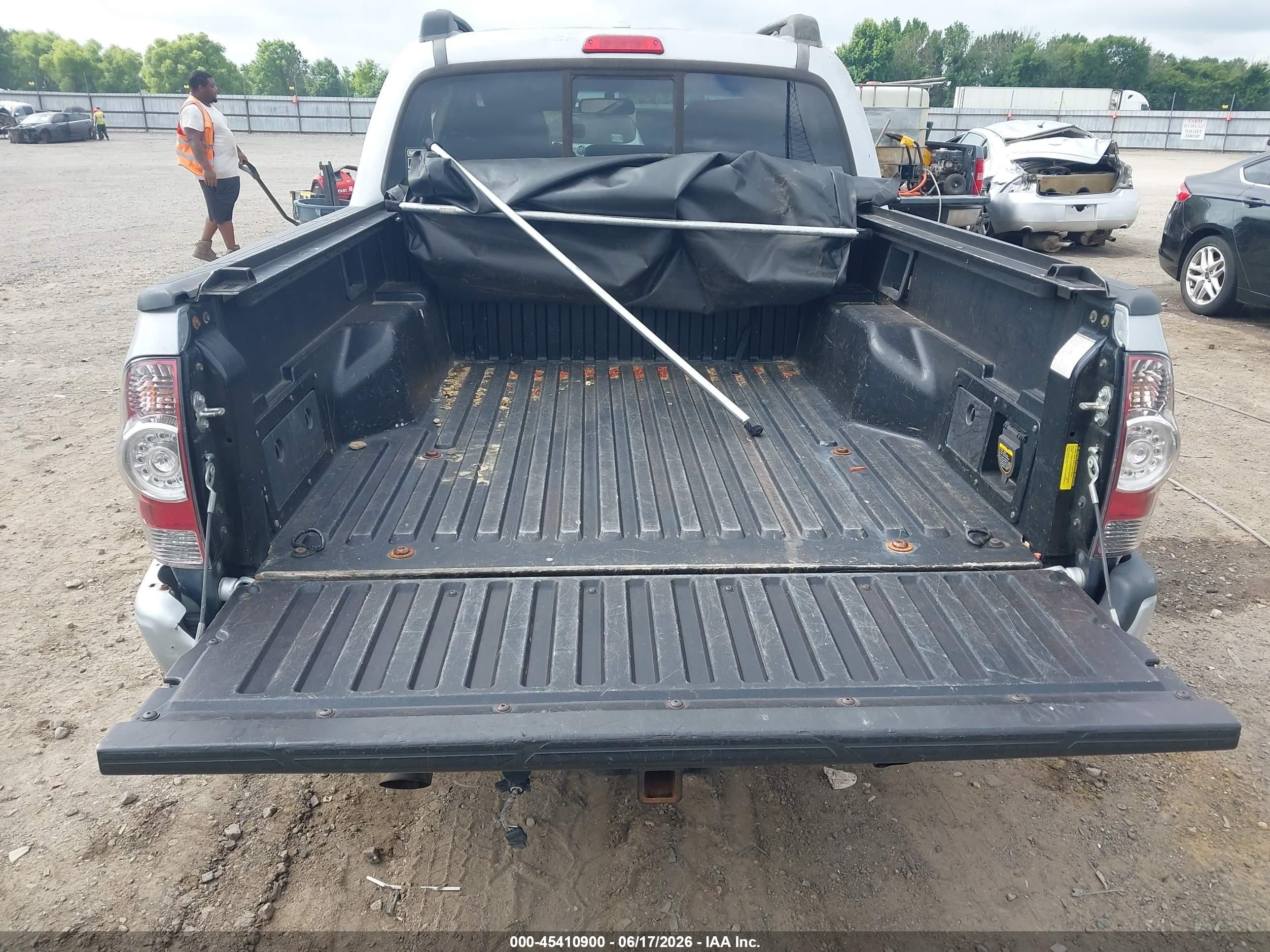 2010 Toyota Tacoma Prerunner V6 Silver vin: 3TMJU4GN5AM097714
