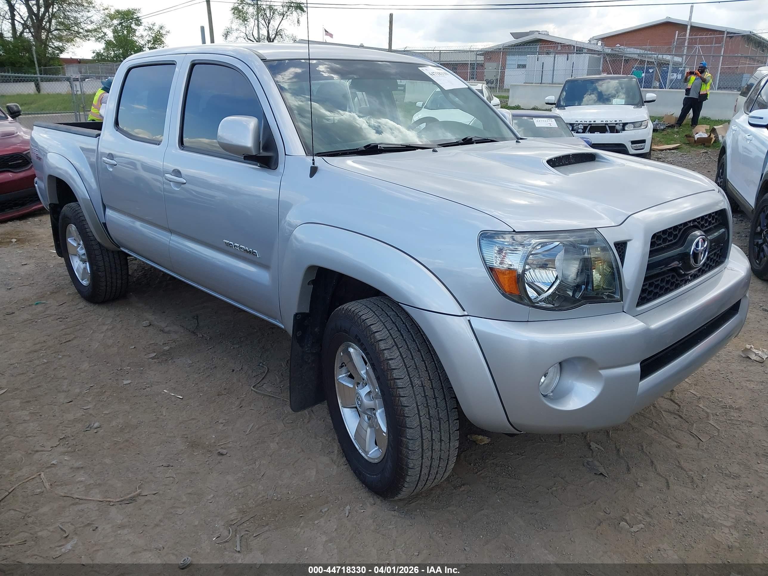 2011 Toyota Tacoma Prerunner V6 Silver vin: 3TMJU4GN6BM121889