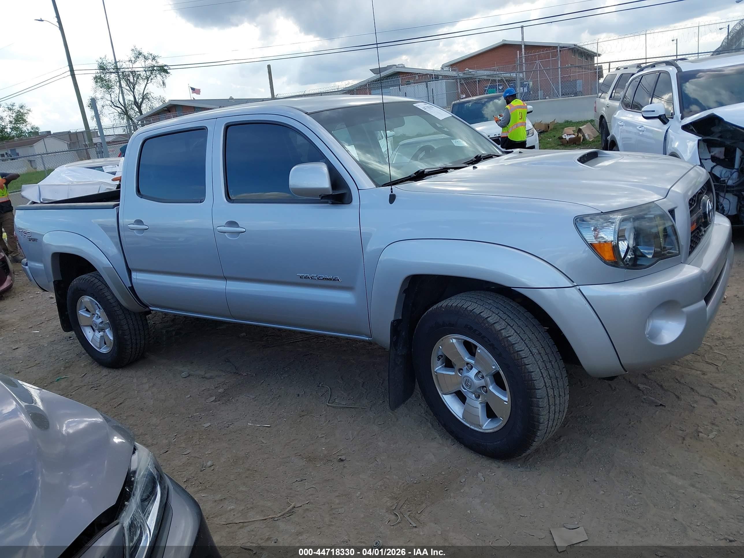 2011 Toyota Tacoma Prerunner V6 Silver vin: 3TMJU4GN6BM121889