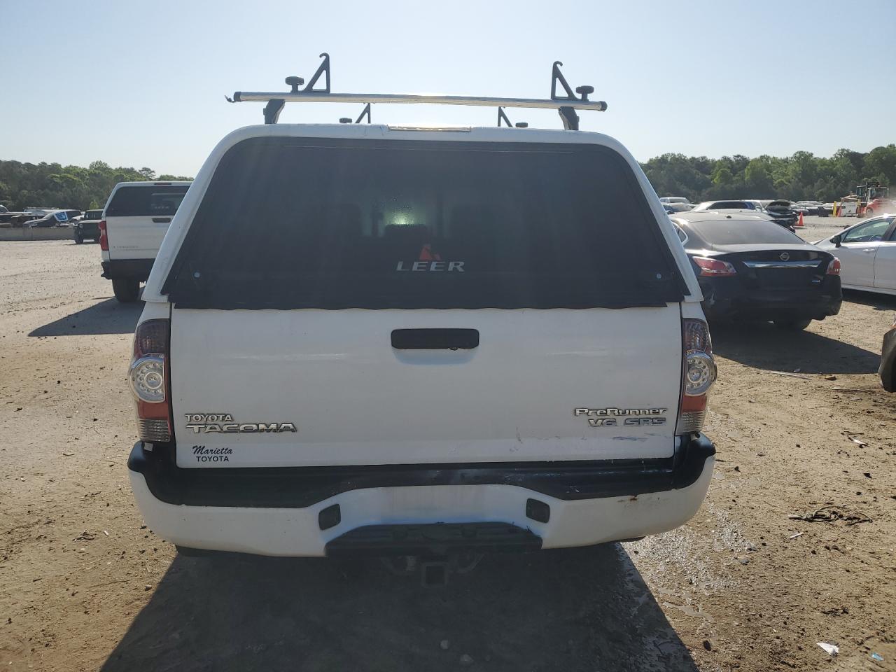 2010 Toyota Tacoma Double Cab Prerunner Белый vin: 3TMJU4GN8AM105126 Damage: Tailgate, Dent(S) W/ Paint Dmg, 1 To 2 Inches