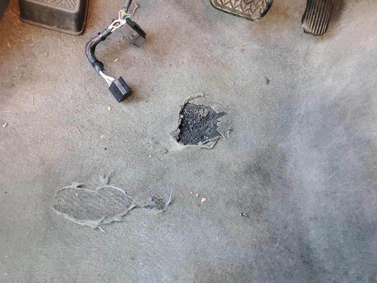 2010 Toyota Tacoma Double Cab Prerunner Белый vin: 3TMJU4GN8AM105126 Damage: Left Front Carpet, Torn, 3 To 4 Inches