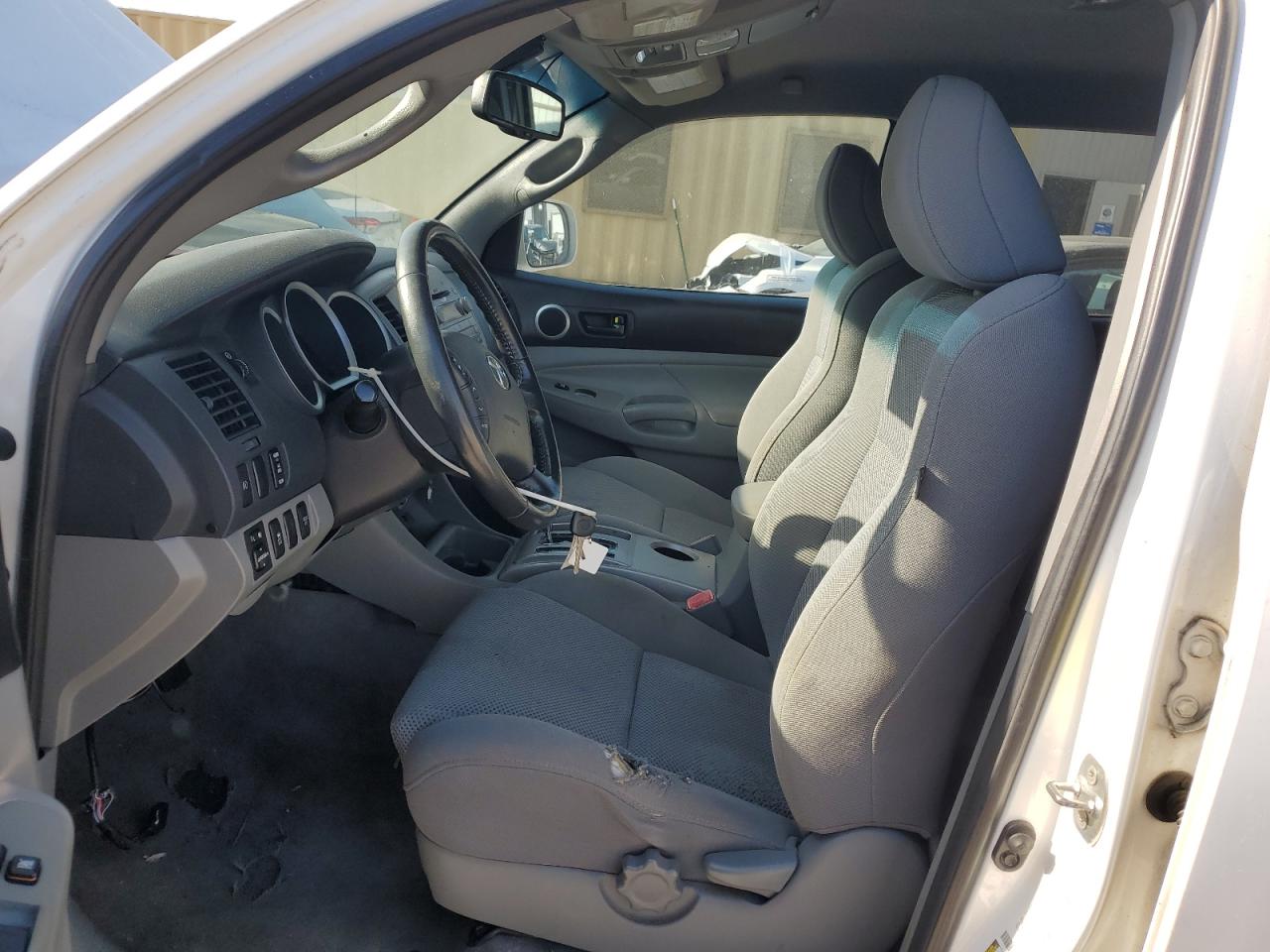 2010 Toyota Tacoma Double Cab Prerunner Белый vin: 3TMJU4GN8AM105126 Damage: Left Front Seat, Torn, 1 To 2 Inches