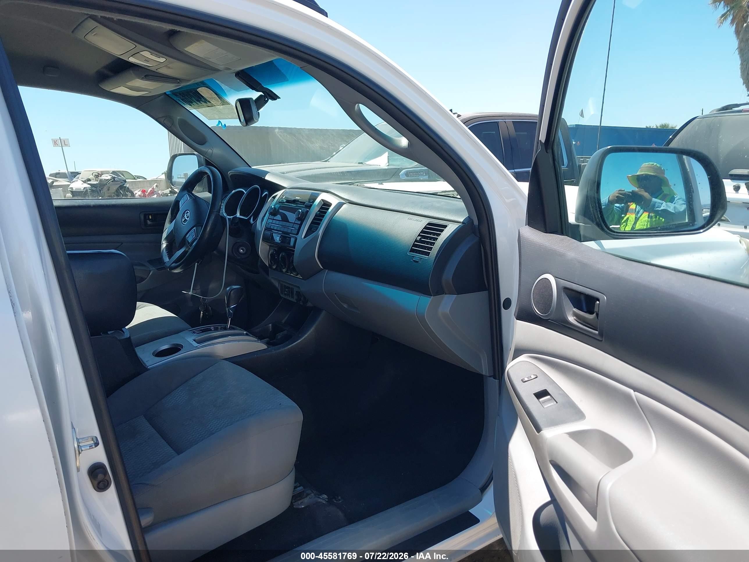 2012 Toyota Tacoma Prerunner V6 White vin: 3TMJU4GN8CM130417