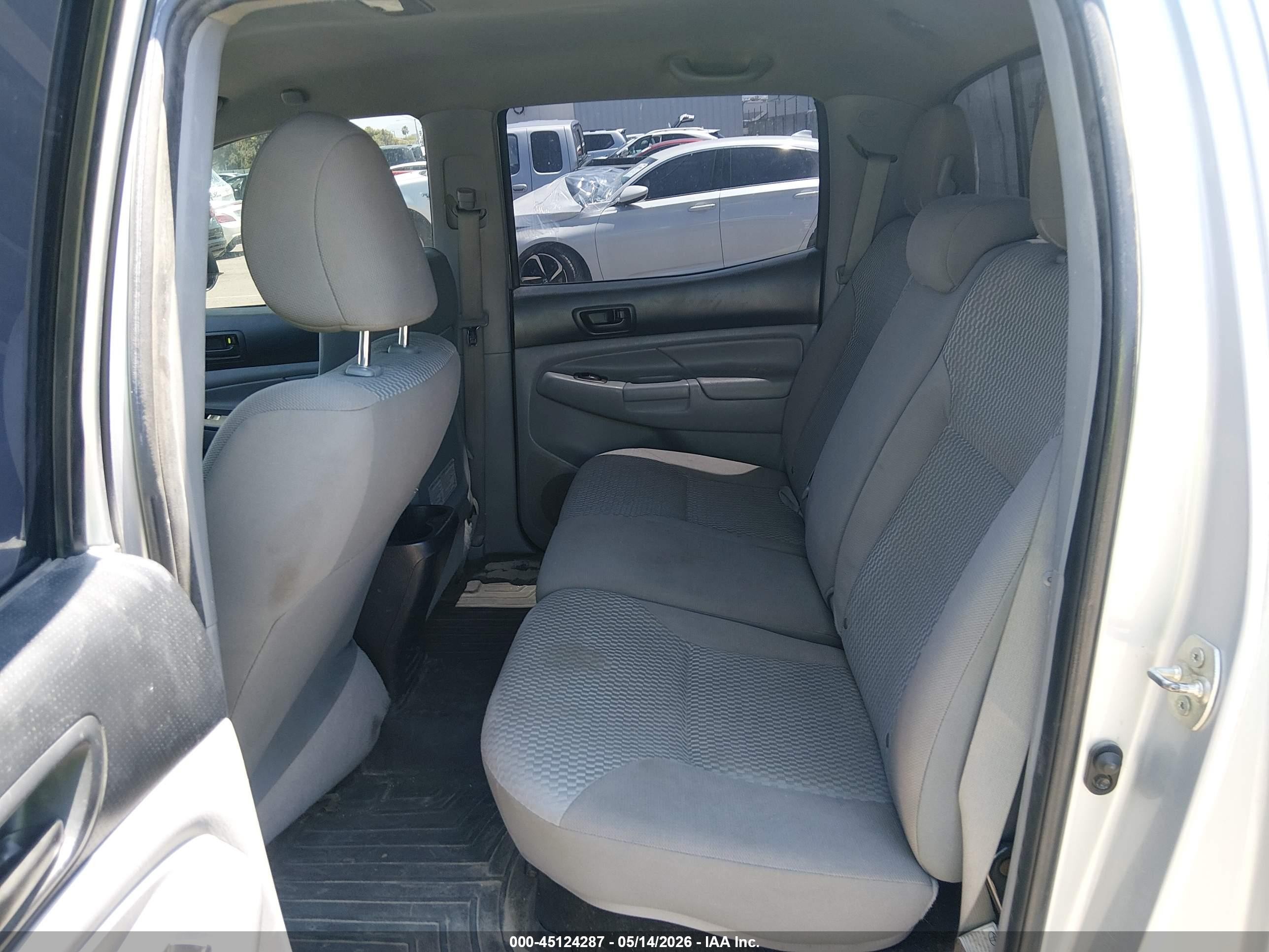 2013 Toyota Tacoma Prerunner V6 Silver vin: 3TMJU4GNXDM152811