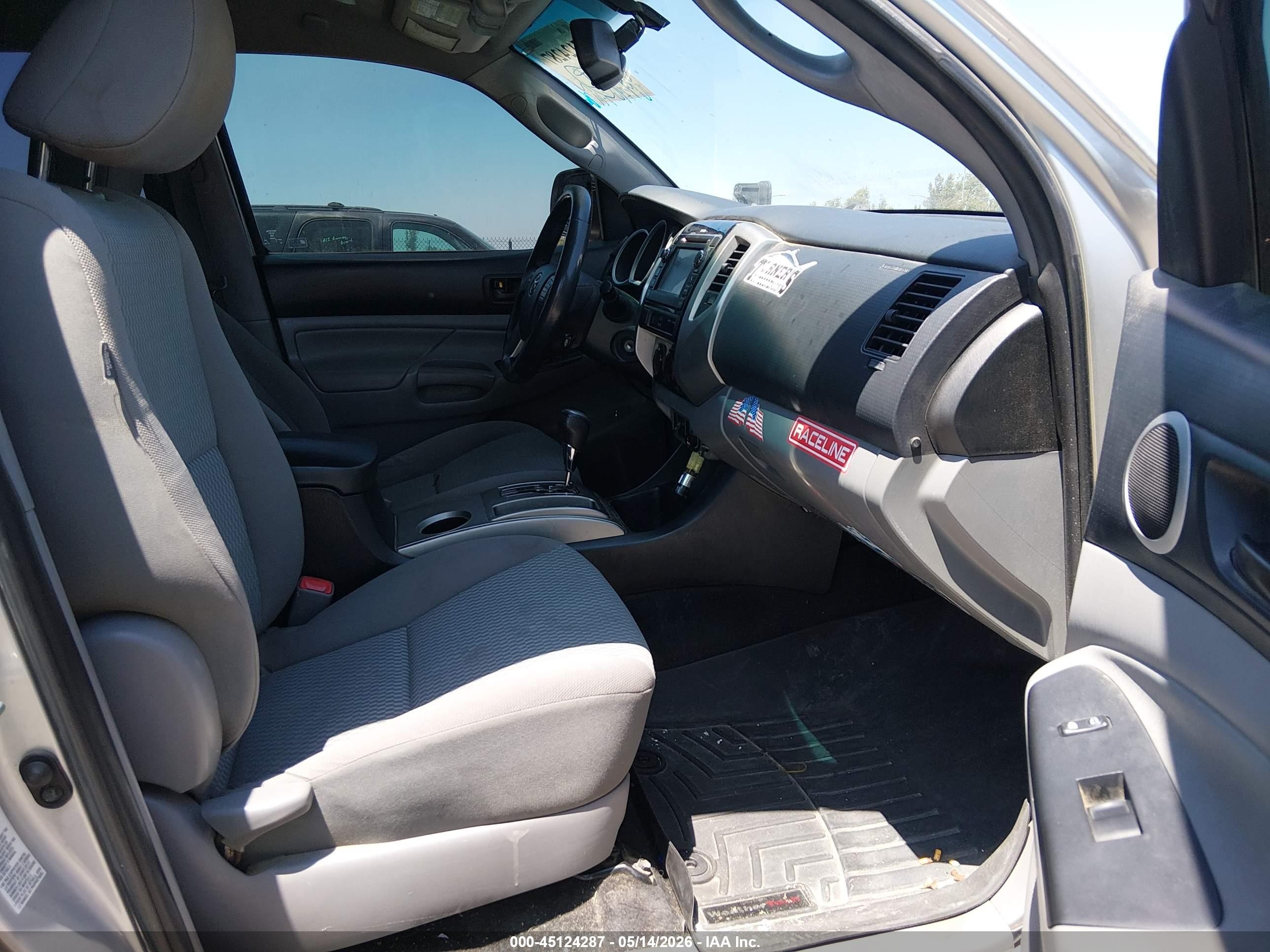 2013 Toyota Tacoma Prerunner V6 Silver vin: 3TMJU4GNXDM152811