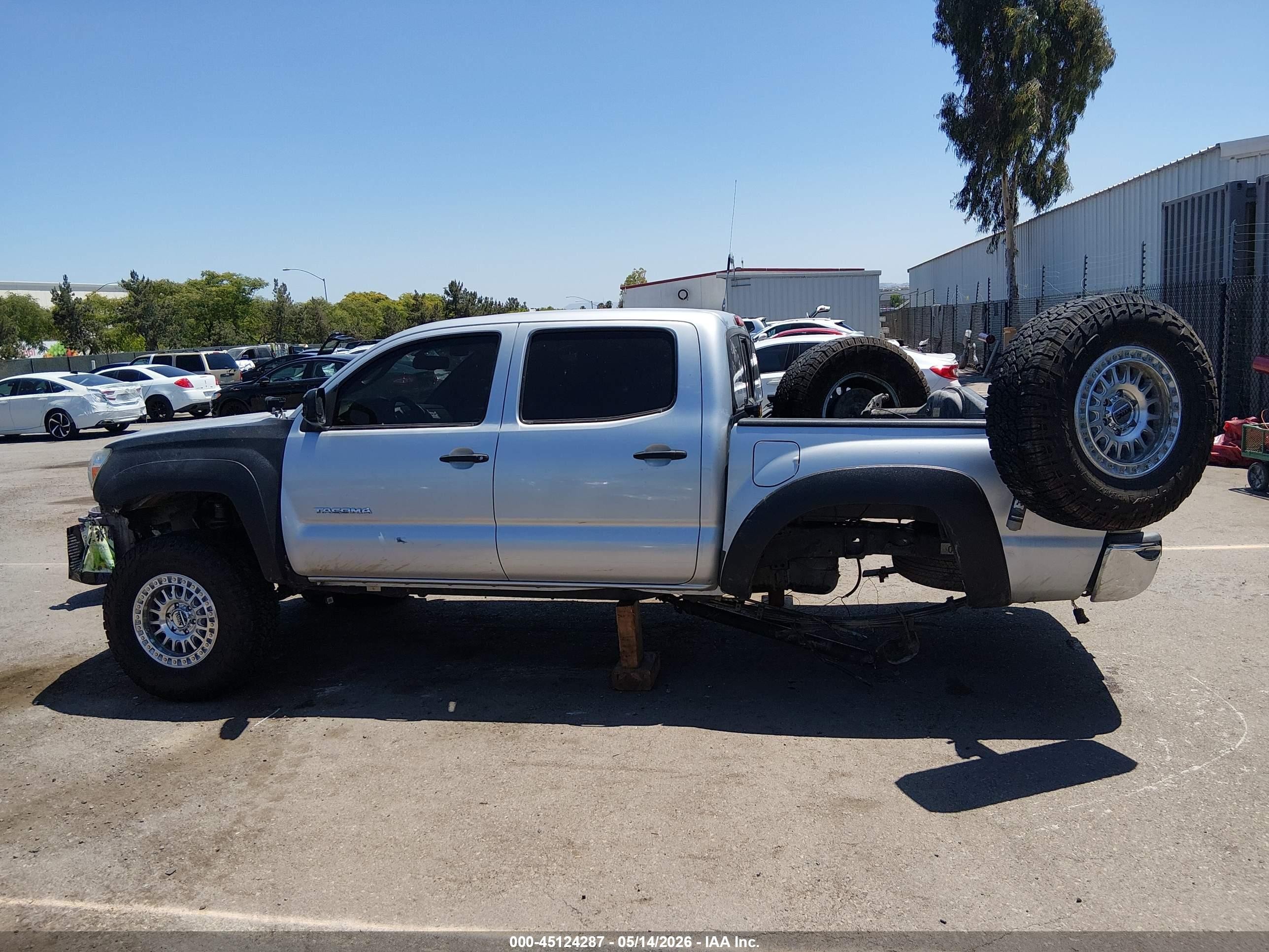 2013 Toyota Tacoma Prerunner V6 Silver vin: 3TMJU4GNXDM152811