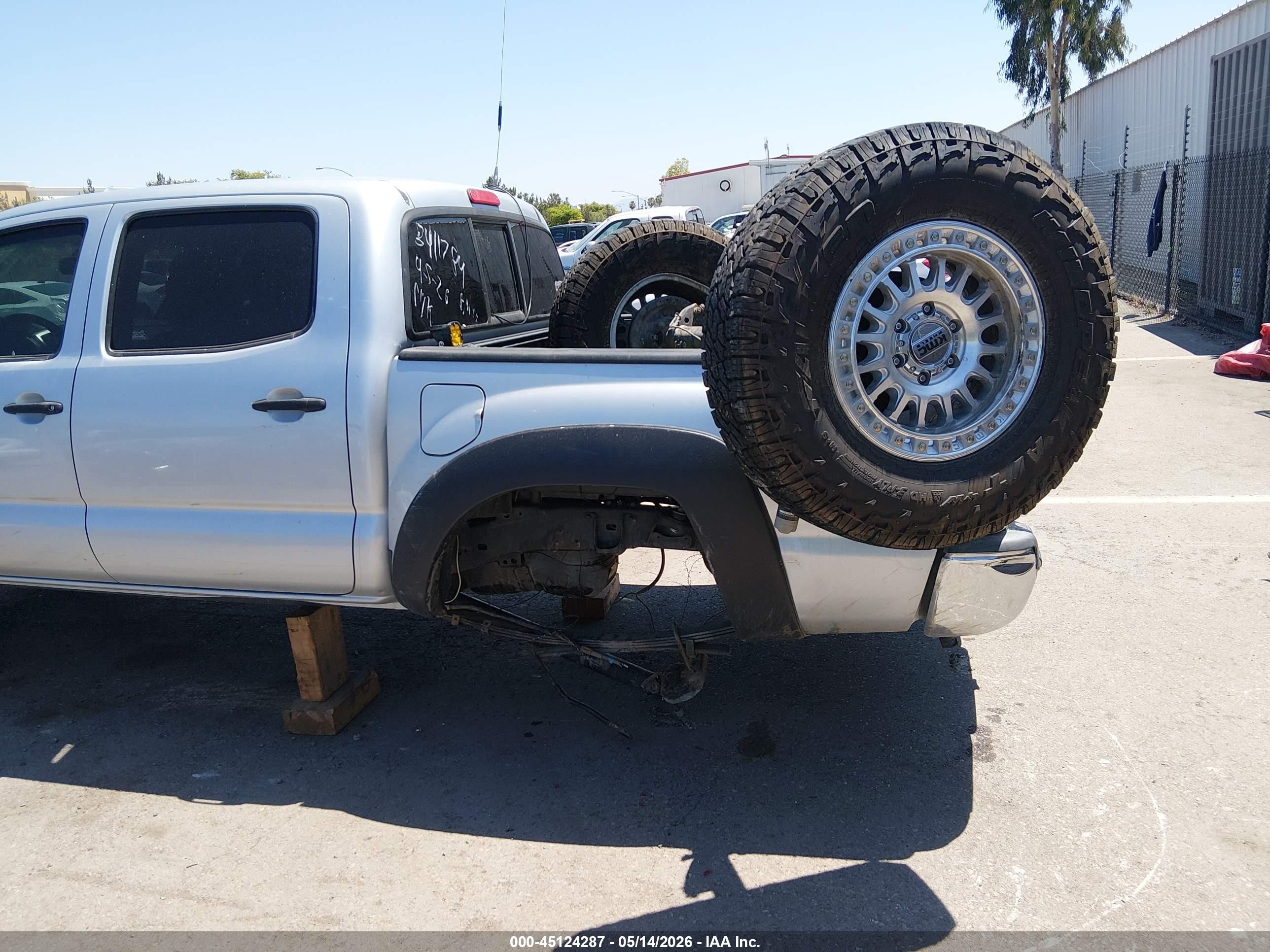 2013 Toyota Tacoma Prerunner V6 Silver vin: 3TMJU4GNXDM152811