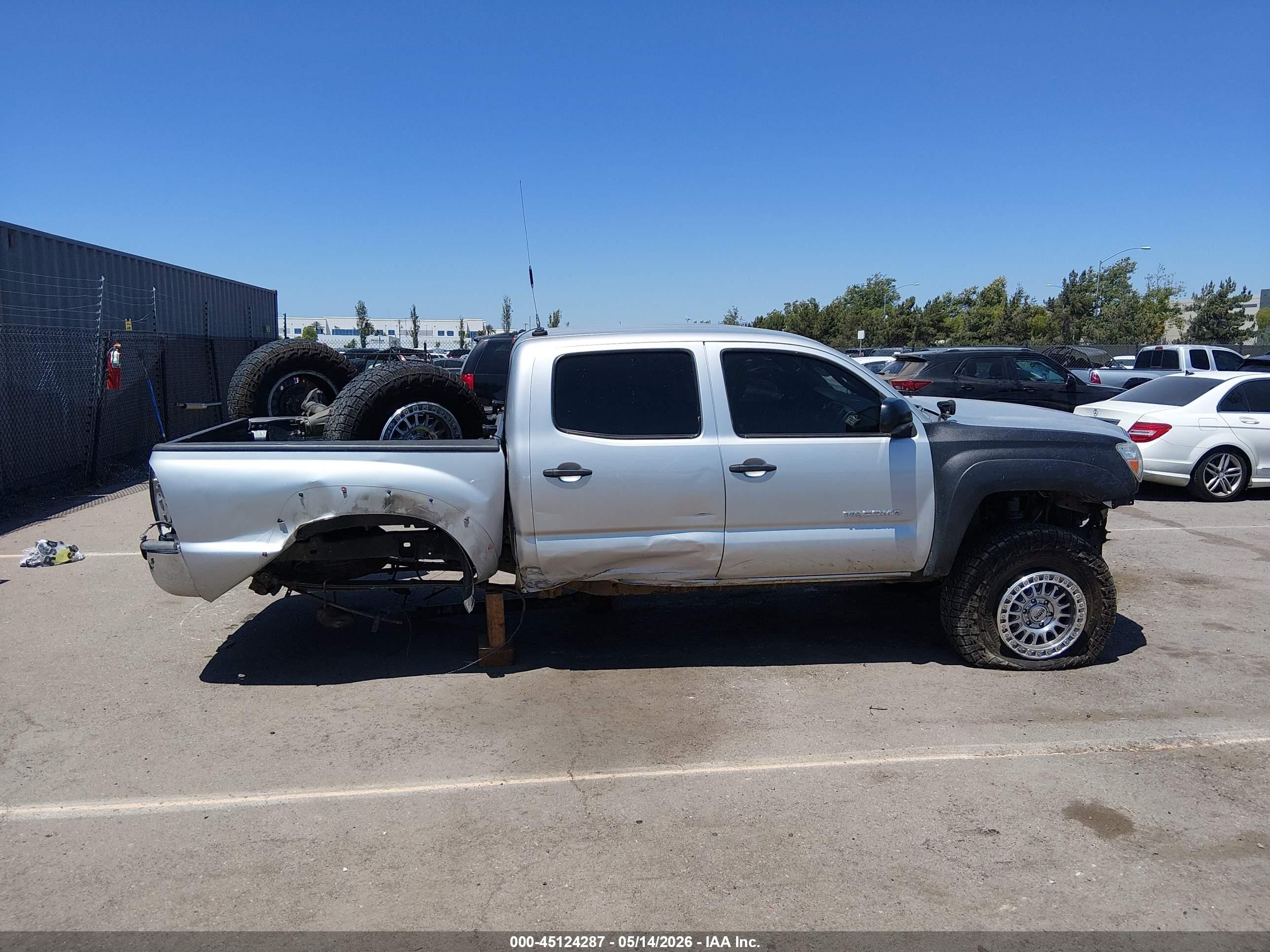 2013 Toyota Tacoma Prerunner V6 Silver vin: 3TMJU4GNXDM152811