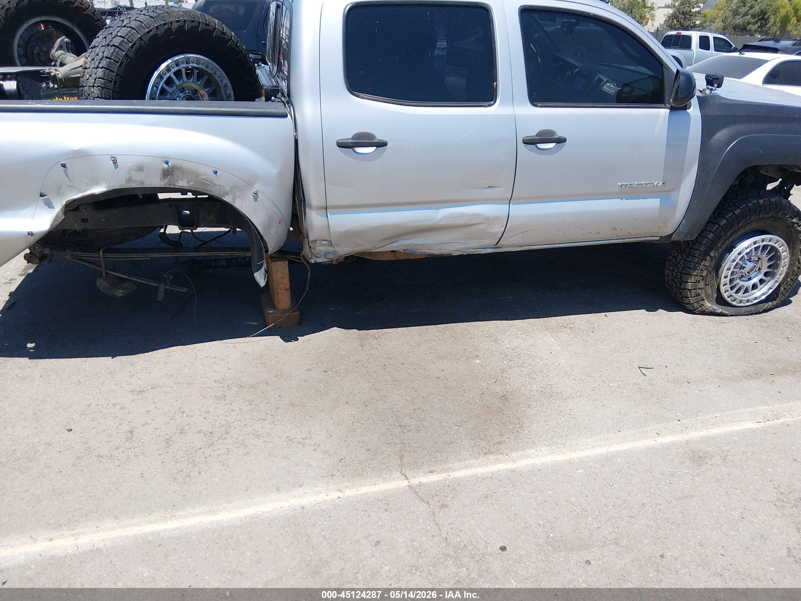 2013 Toyota Tacoma Prerunner V6 Silver vin: 3TMJU4GNXDM152811