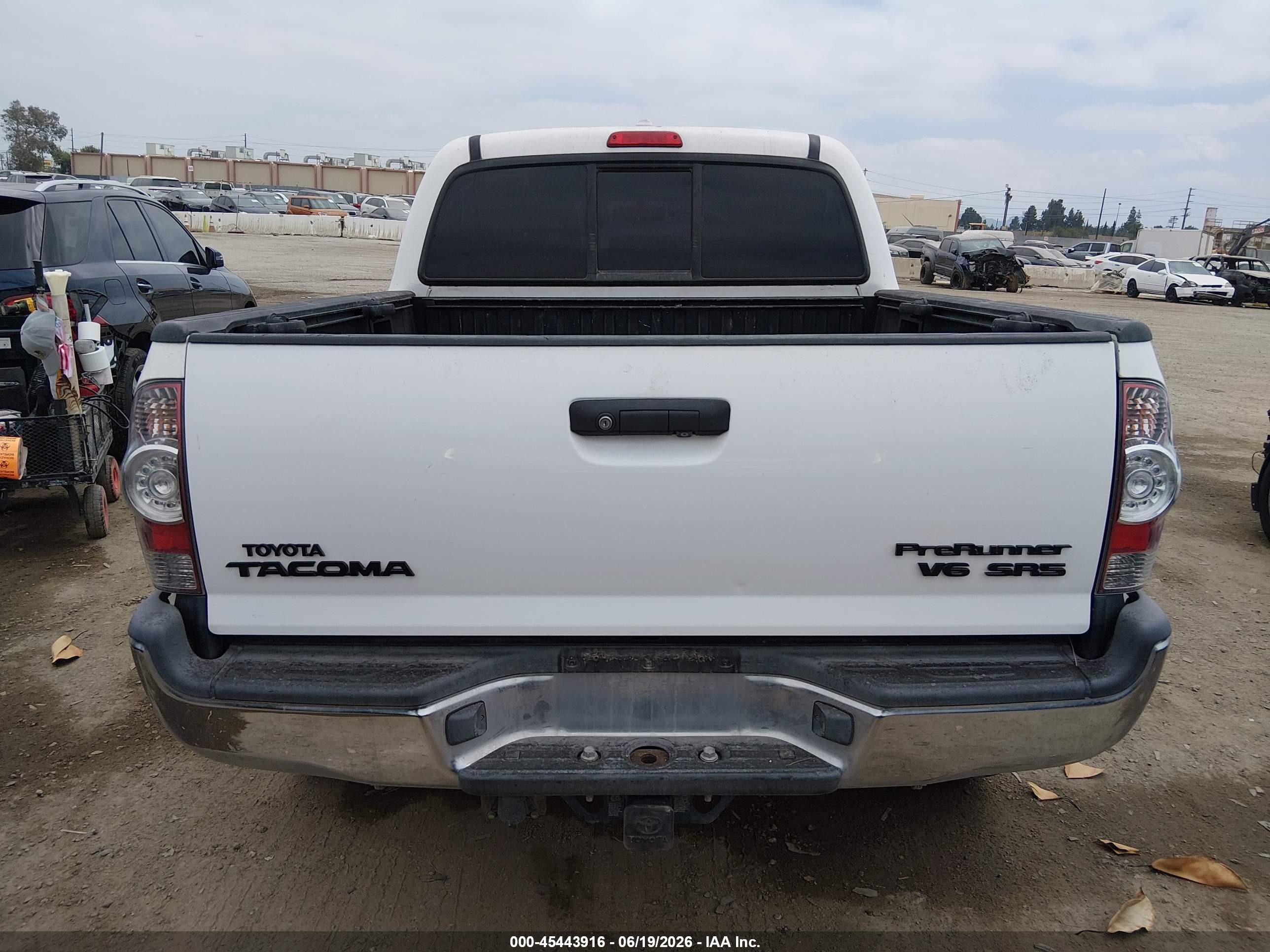 2009 Toyota Tacoma Prerunner V6 White vin: 3TMJU62N79M090858