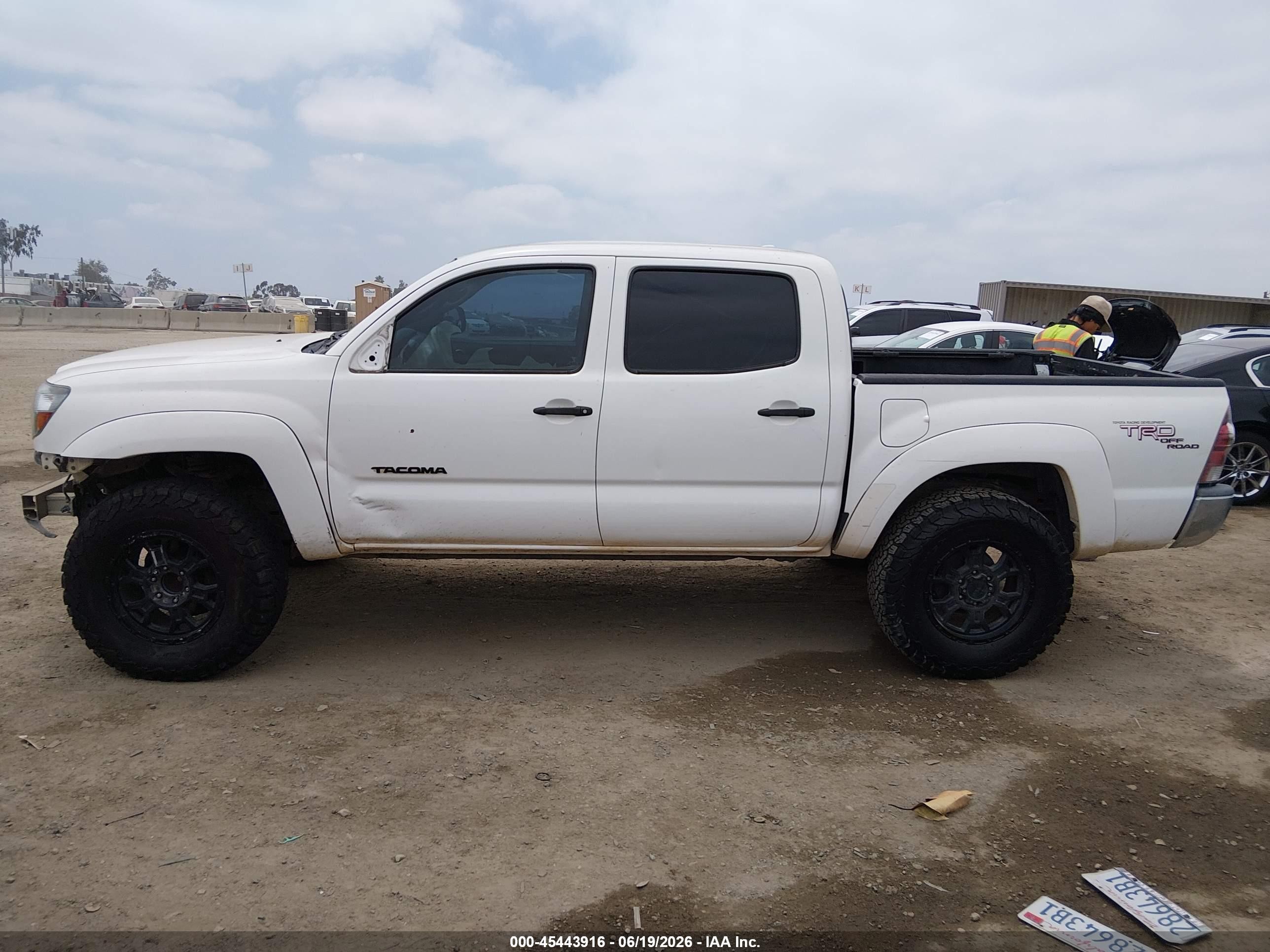 2009 Toyota Tacoma Prerunner V6 White vin: 3TMJU62N79M090858