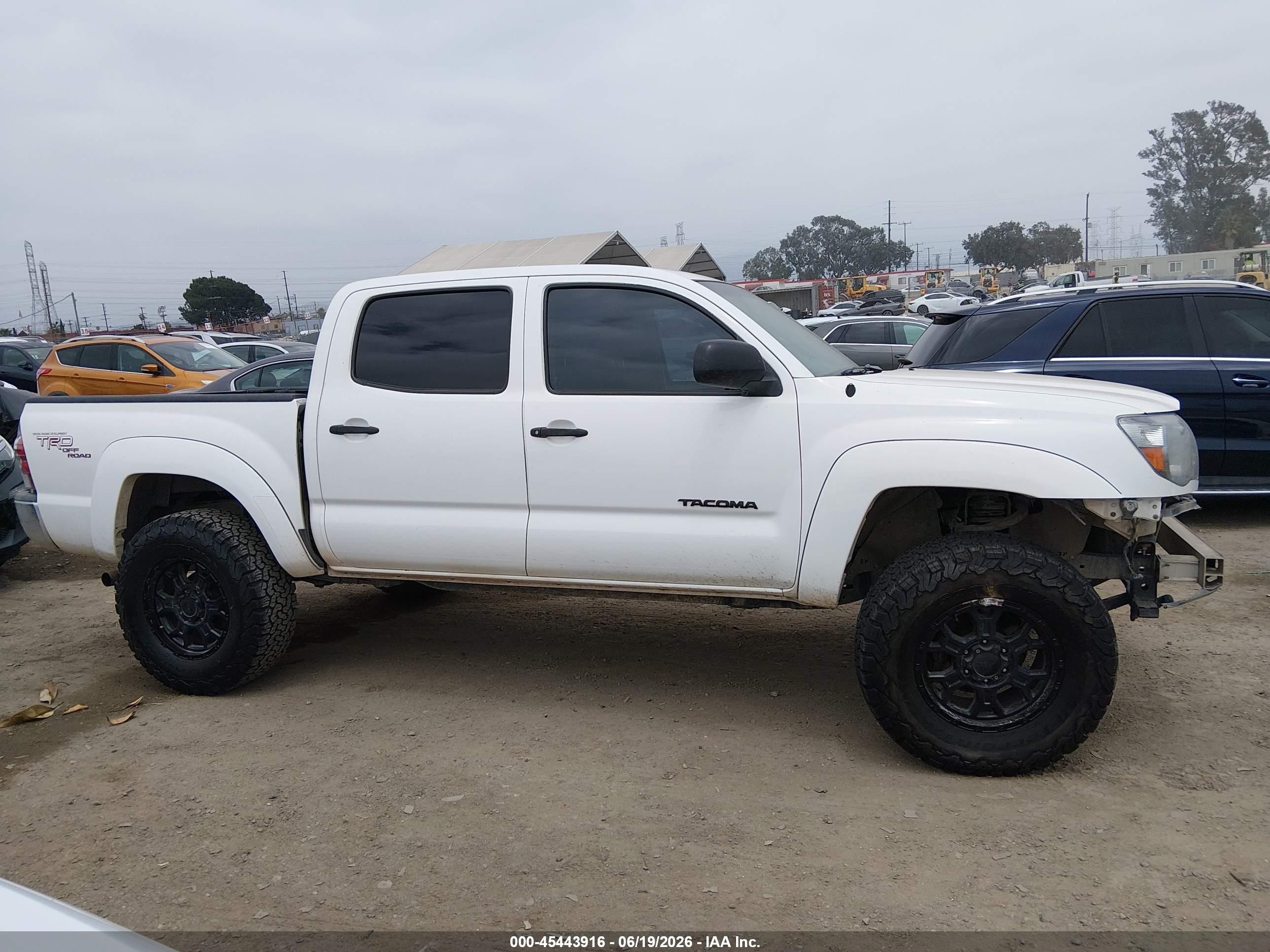 2009 Toyota Tacoma Prerunner V6 White vin: 3TMJU62N79M090858