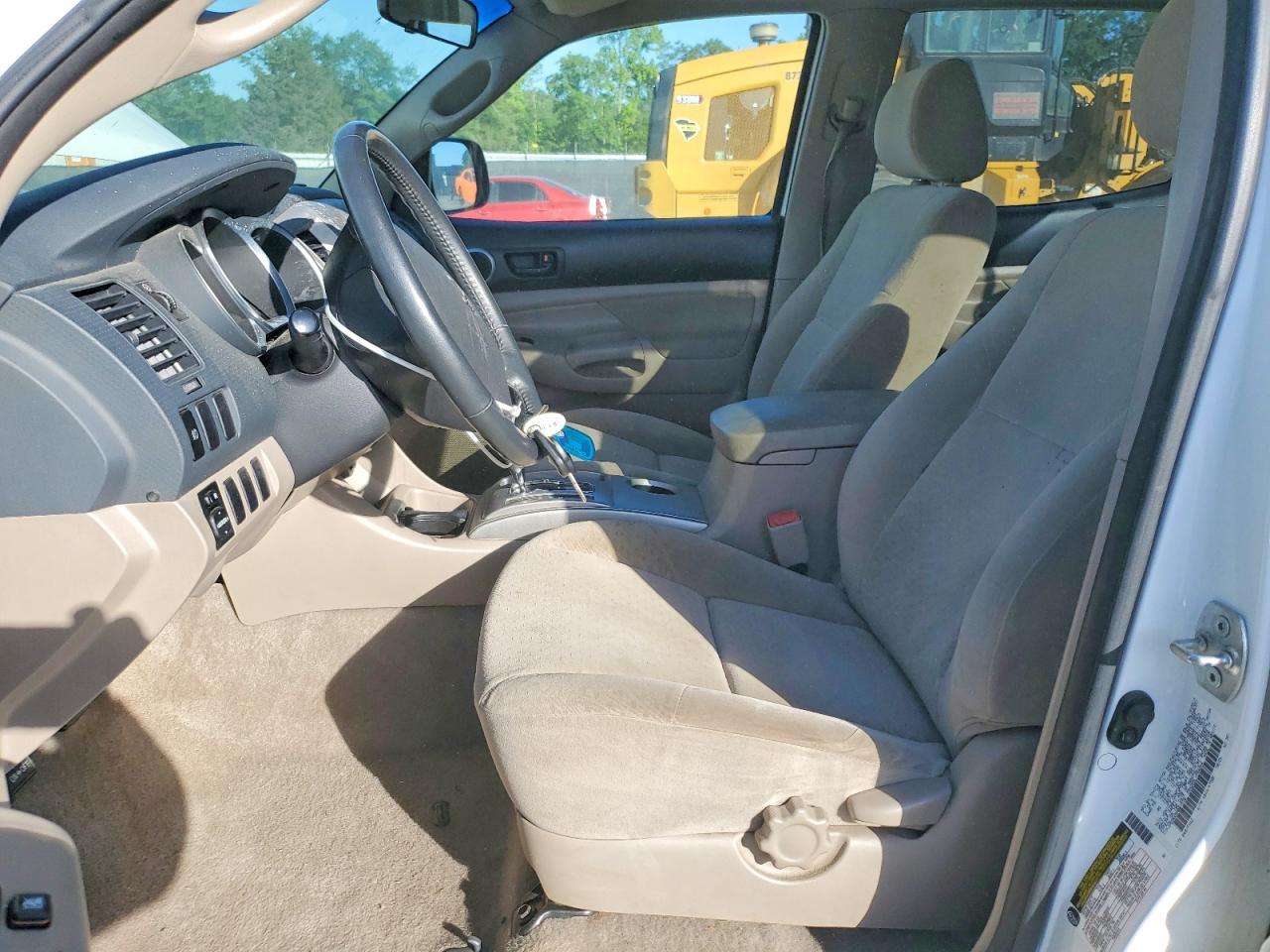 2005 Toyota Tacoma Double Cab Prerunner White vin: 3TMJU62NX5M001570