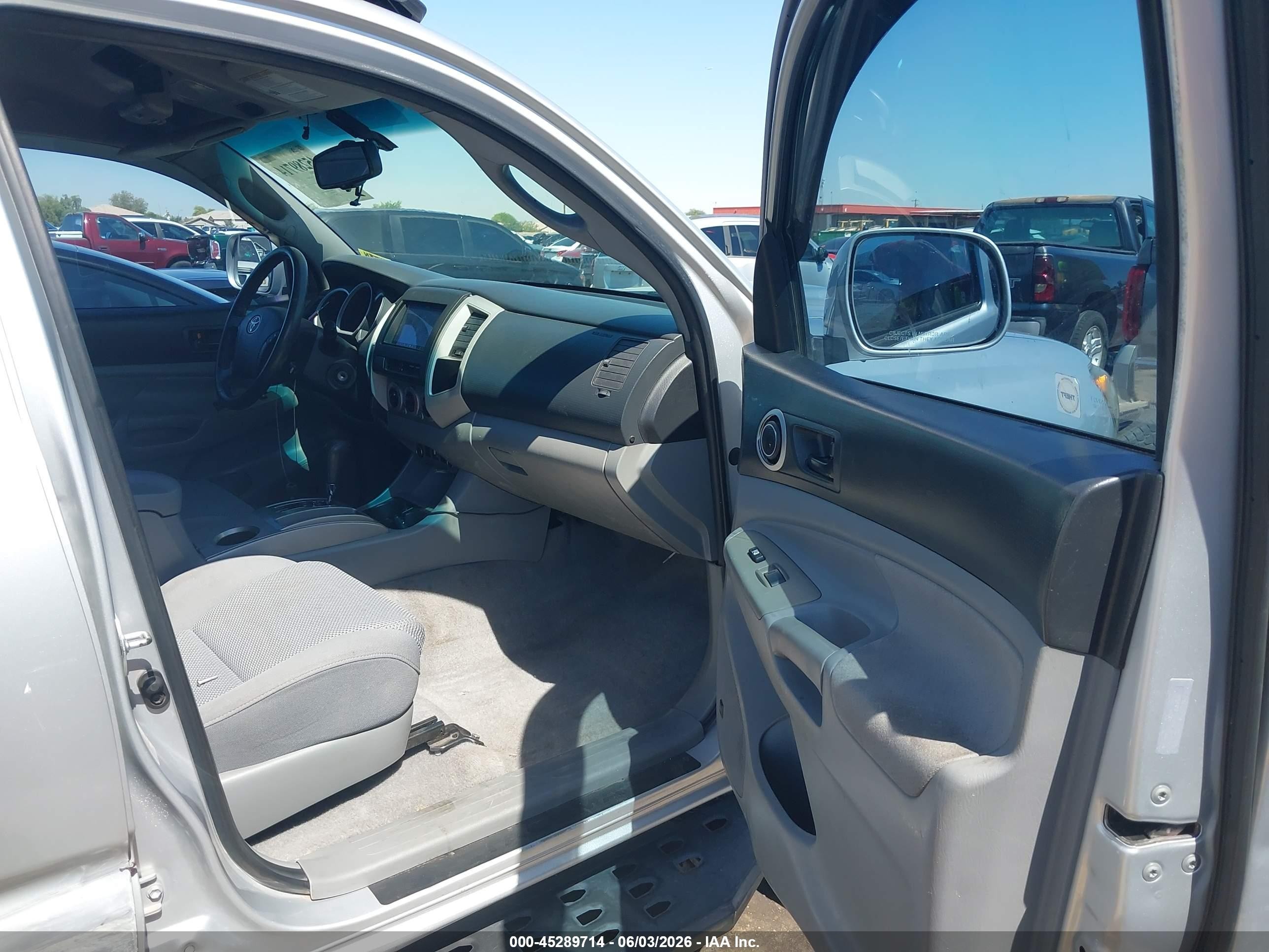 2011 Toyota Tacoma Prerunner V6 Silver vin: 3TMKU4HN1BM028300