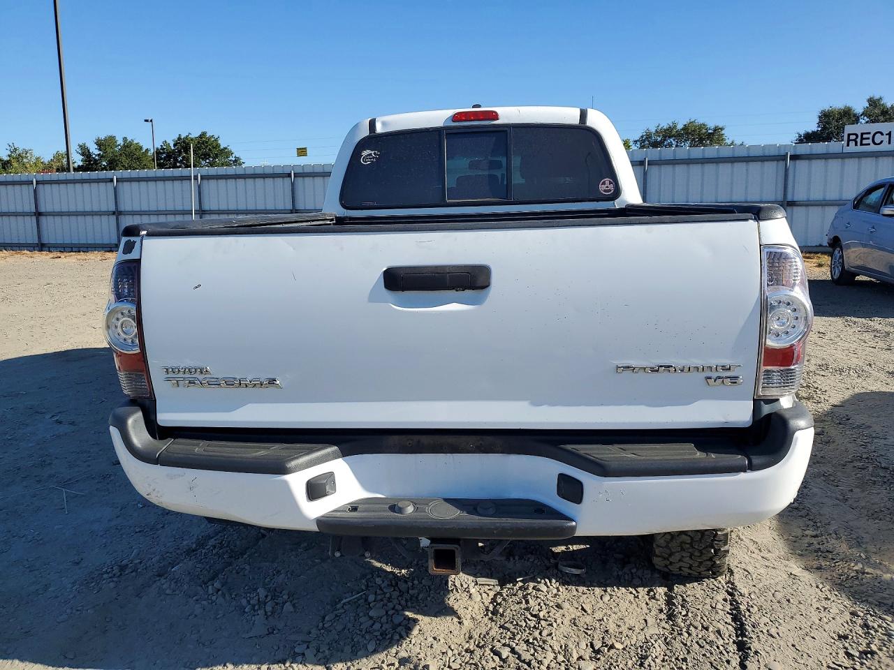 2011 Toyota Tacoma Double Cab Prerunner Long Bed White vin: 3TMKU4HN1BM028829