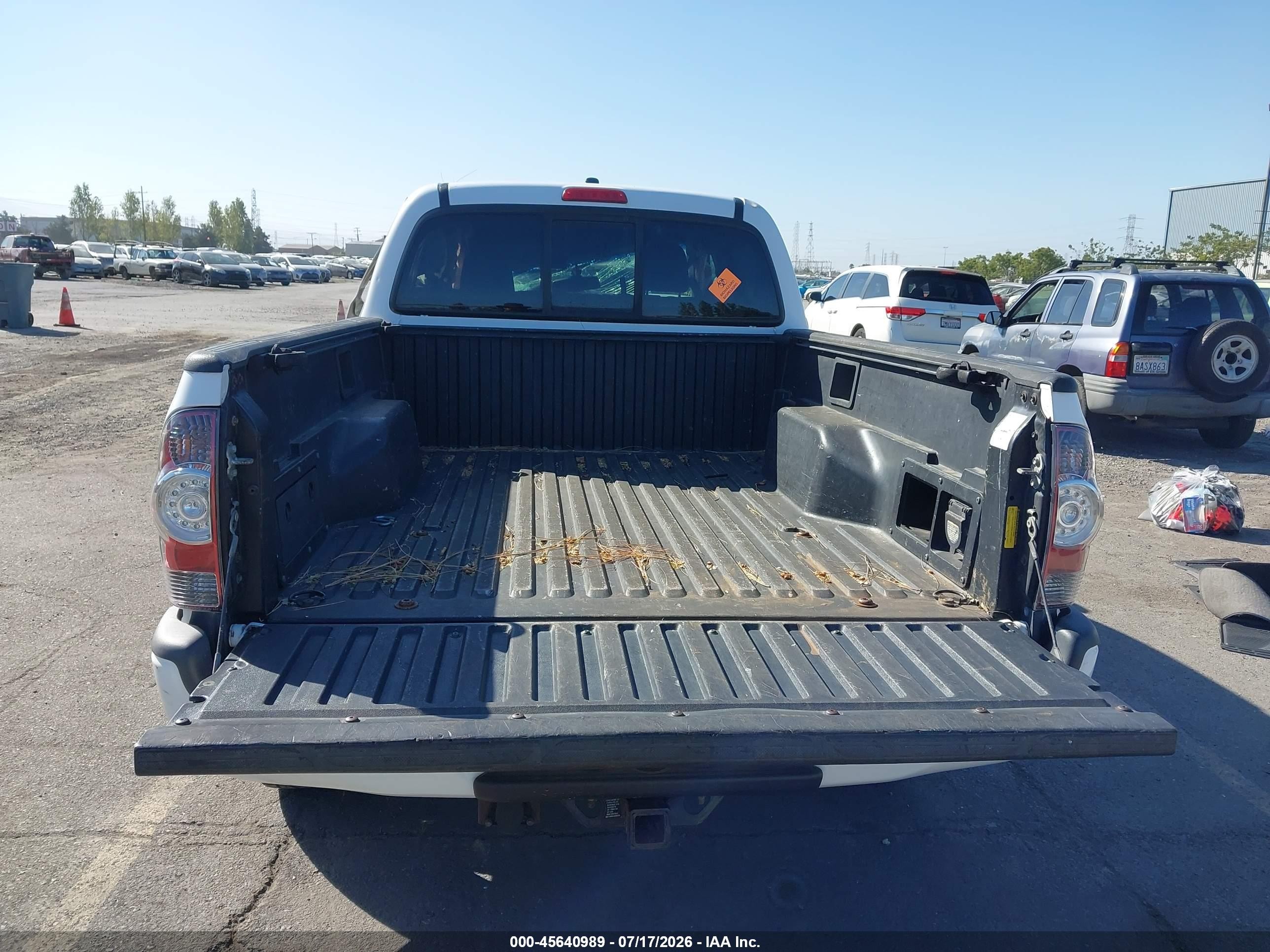 2011 Toyota Tacoma Prerunner V6 White vin: 3TMKU4HN3BM028220