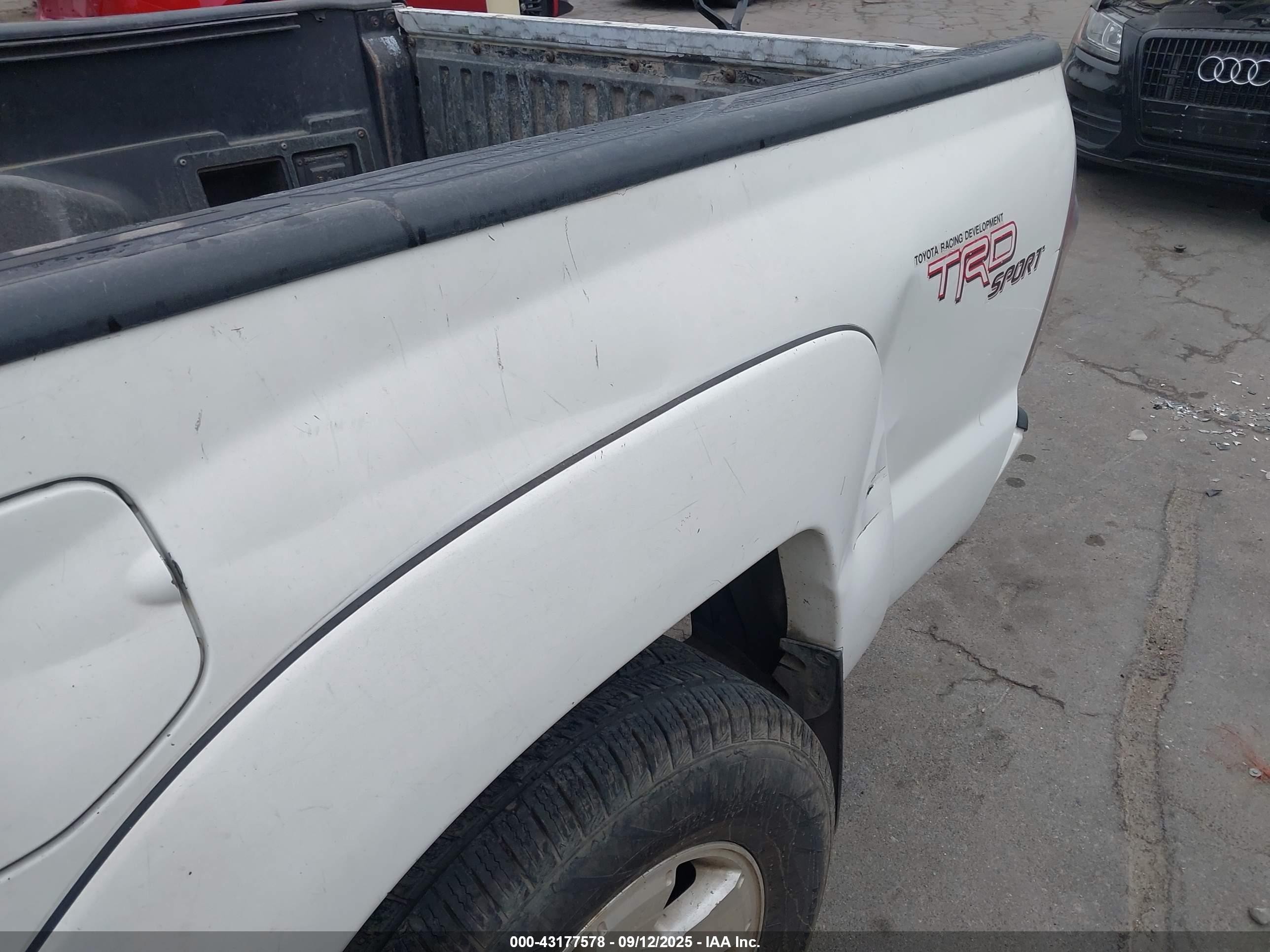 2011 Toyota Tacoma Prerunner V6 White vin: 3TMKU4HN6BM028308