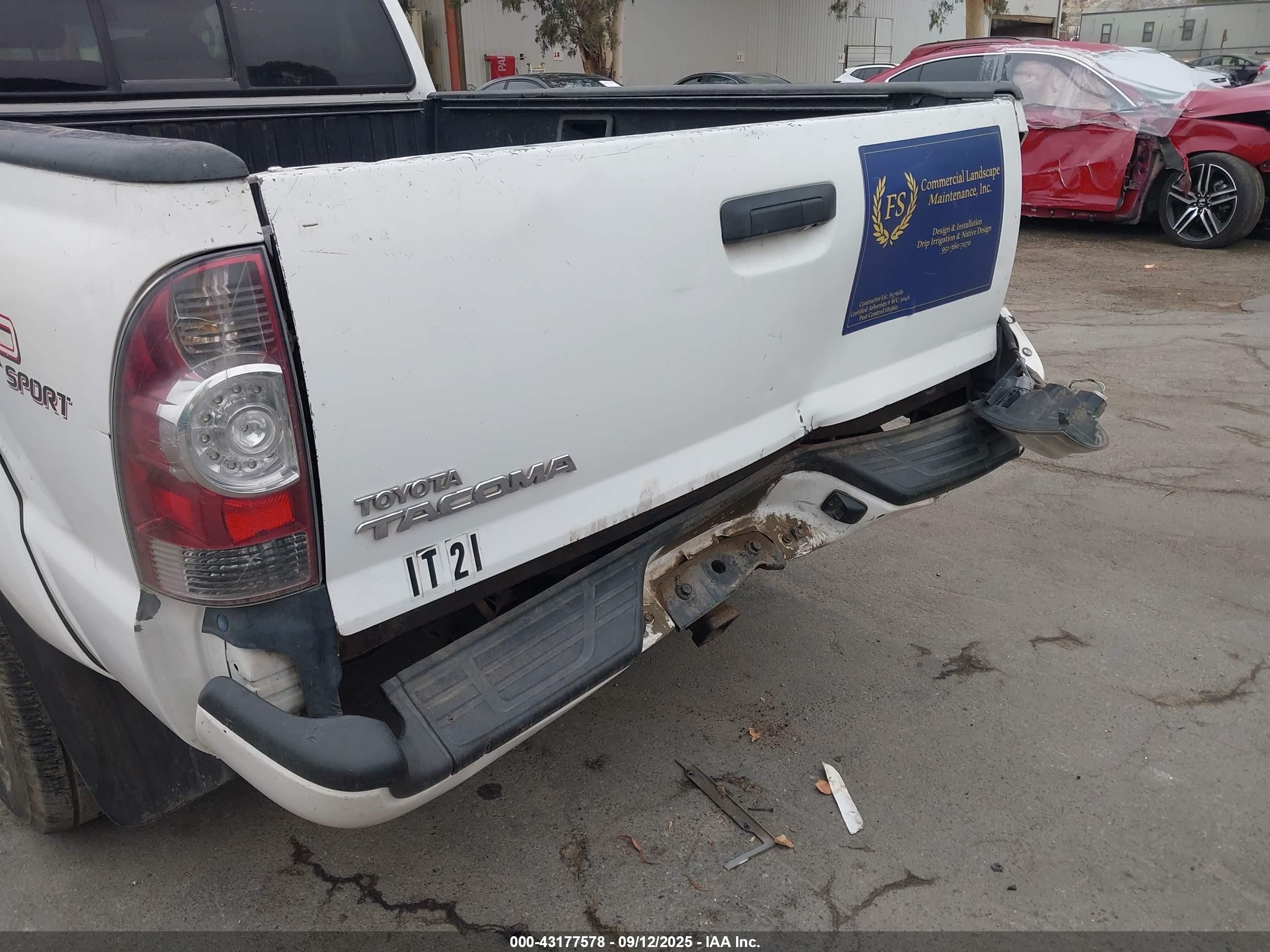 2011 Toyota Tacoma Prerunner V6 White vin: 3TMKU4HN6BM028308