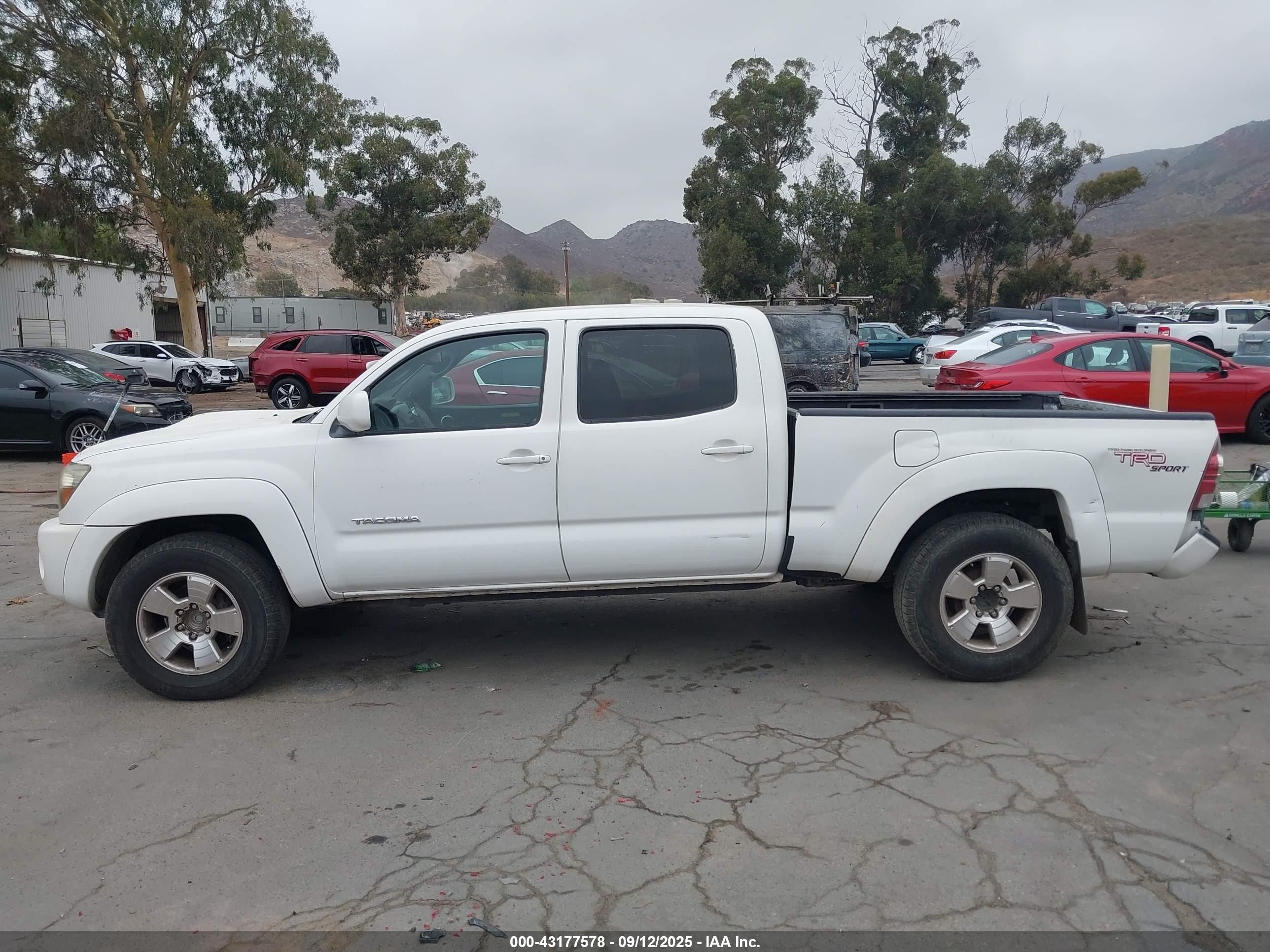 2011 Toyota Tacoma Prerunner V6 White vin: 3TMKU4HN6BM028308