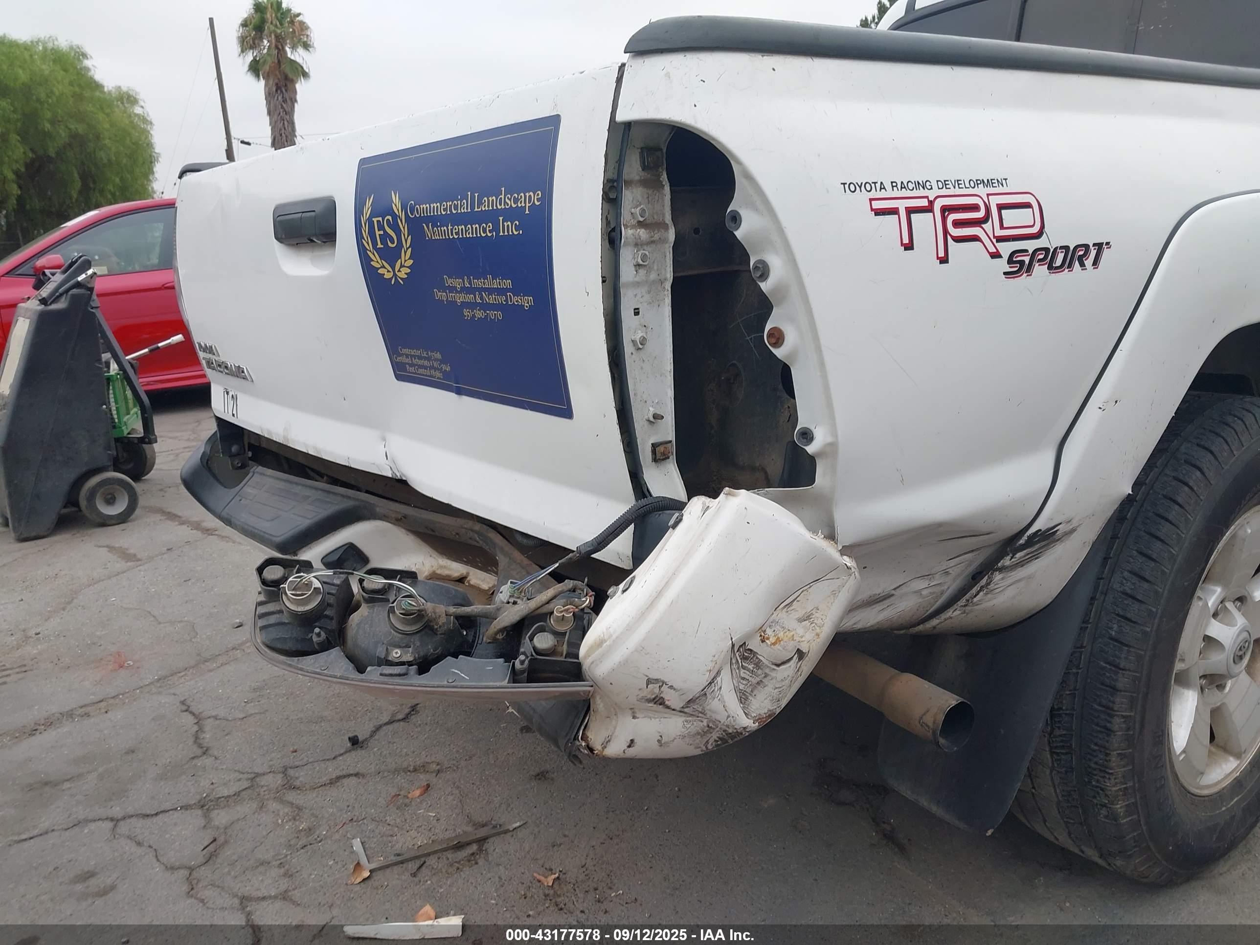 2011 Toyota Tacoma Prerunner V6 White vin: 3TMKU4HN6BM028308