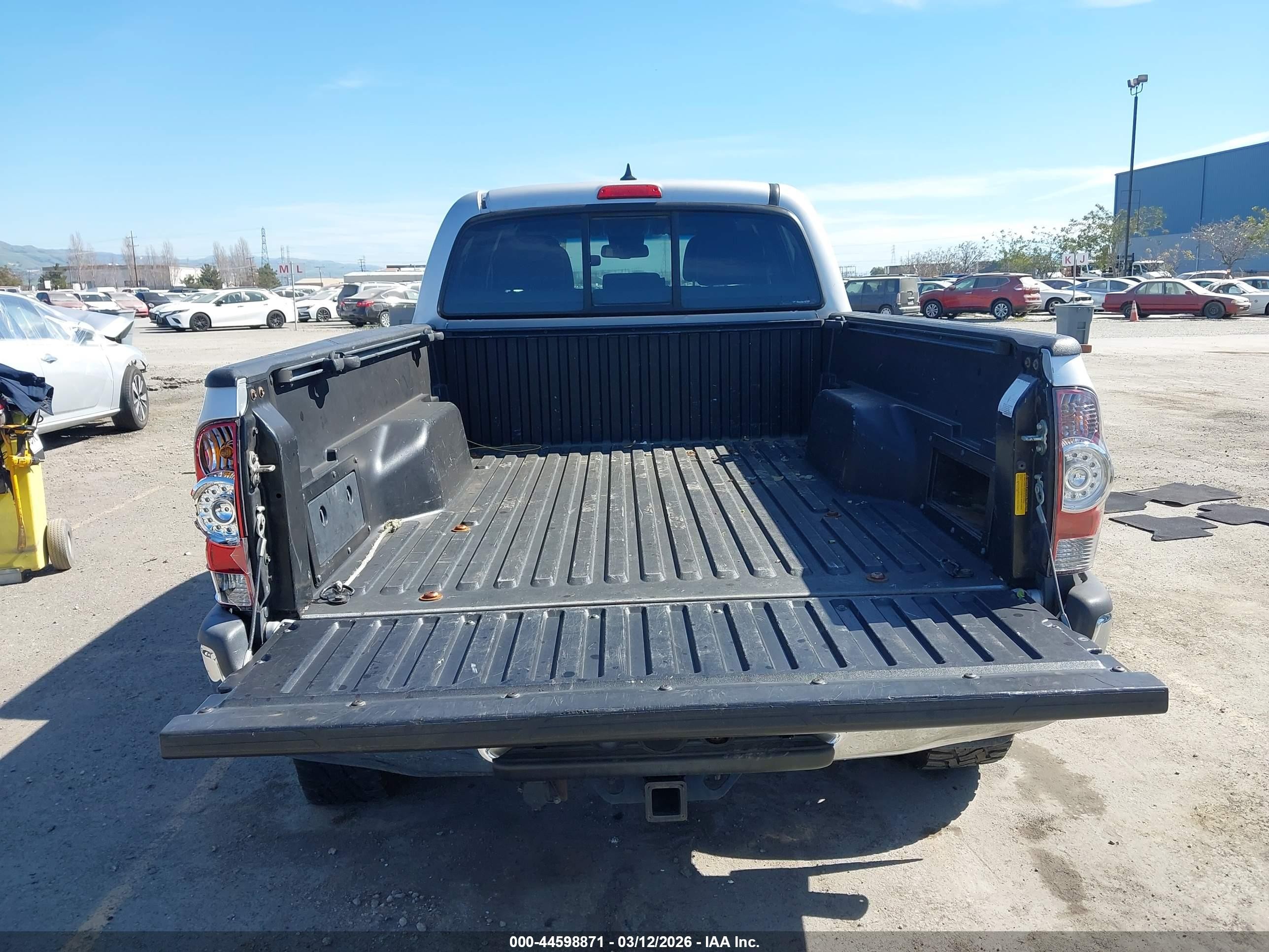 2013 Toyota Tacoma Prerunner V6 Серебряный vin: 3TMKU4HN7DM034931