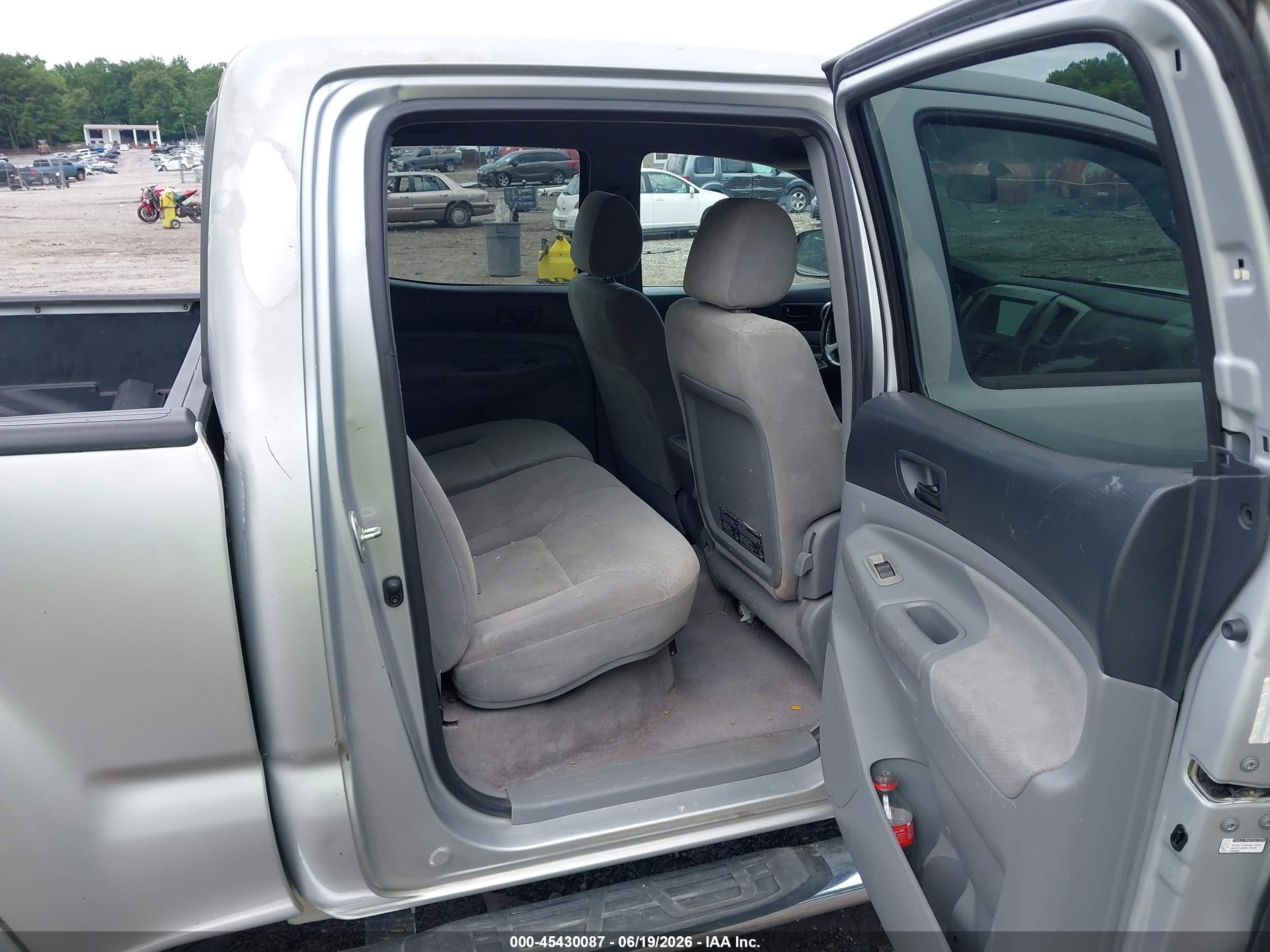 2005 Toyota Tacoma Prerunner V6 Silver vin: 3TMKU72N25M002447
