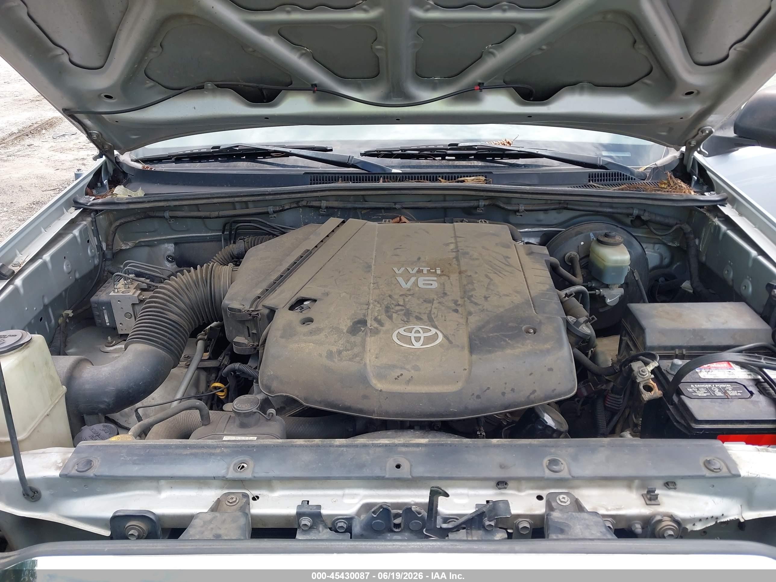 2005 Toyota Tacoma Prerunner V6 Silver vin: 3TMKU72N25M002447