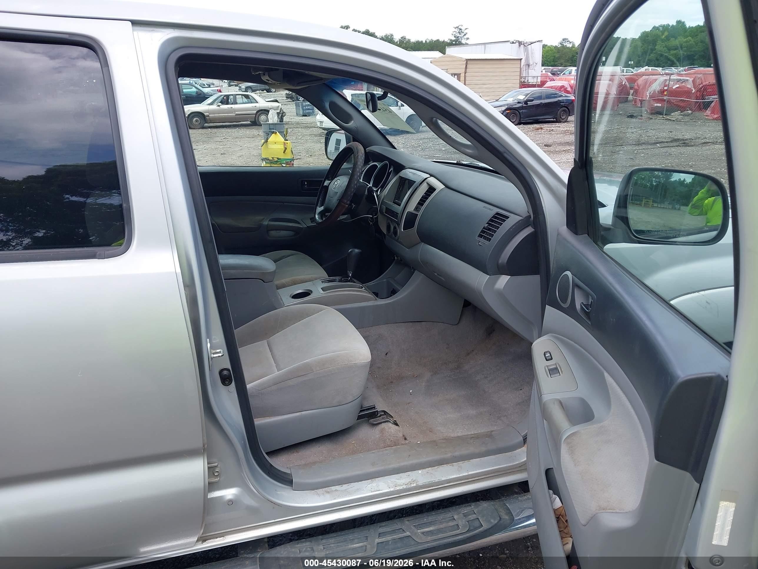 2005 Toyota Tacoma Prerunner V6 Silver vin: 3TMKU72N25M002447