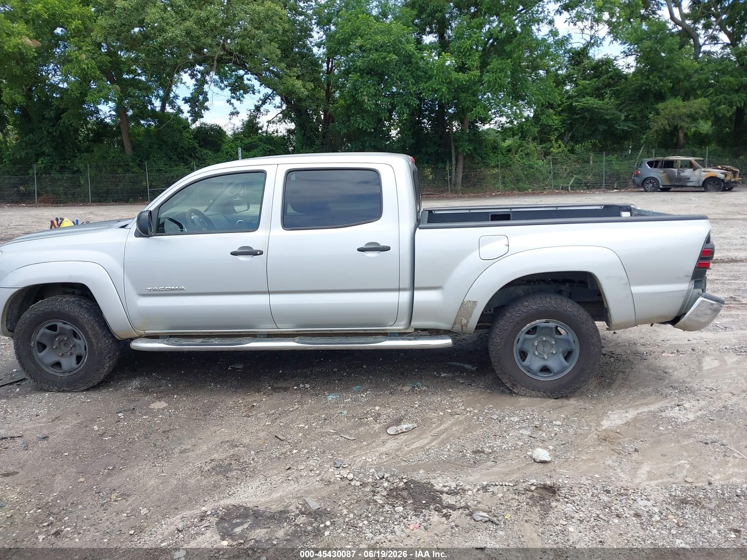2005 Toyota Tacoma Prerunner V6 Silver vin: 3TMKU72N25M002447